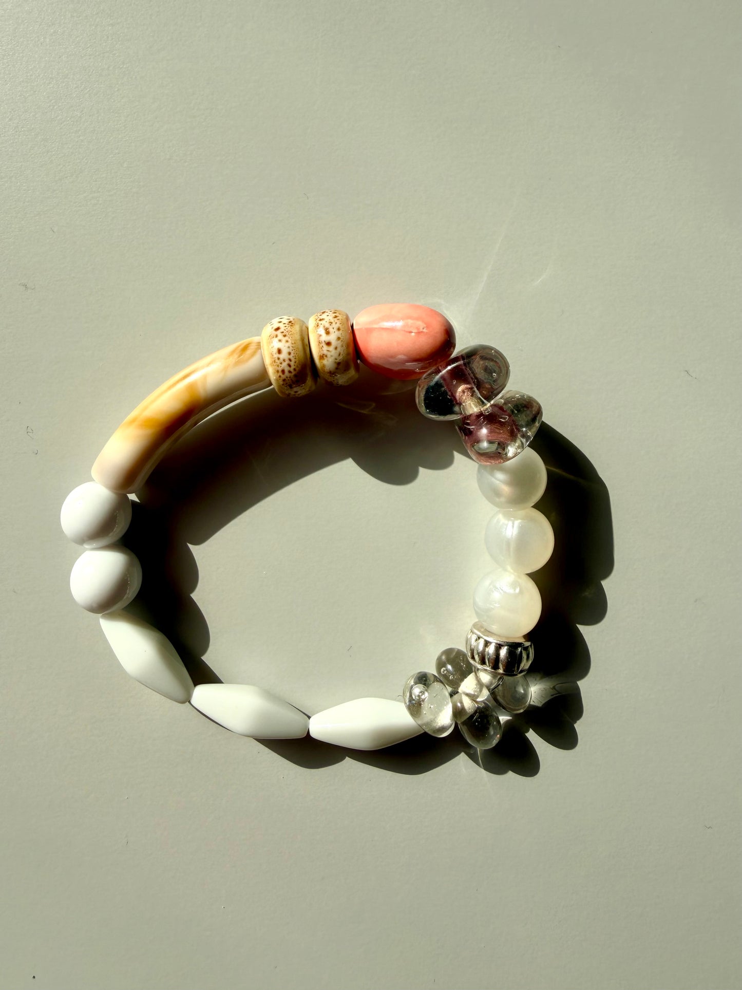 Shell Harmony – Armband mit Muschelstücken, Keramik und Glasperlen – handgefertigt