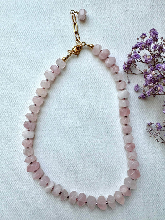 Statement-Kette aus facettiertem Rosenquarz