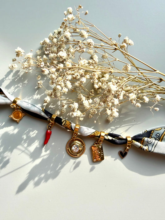 Charm Bandana Schwarz – Seidenband Halskette mit goldenen Charms – handgefertigt