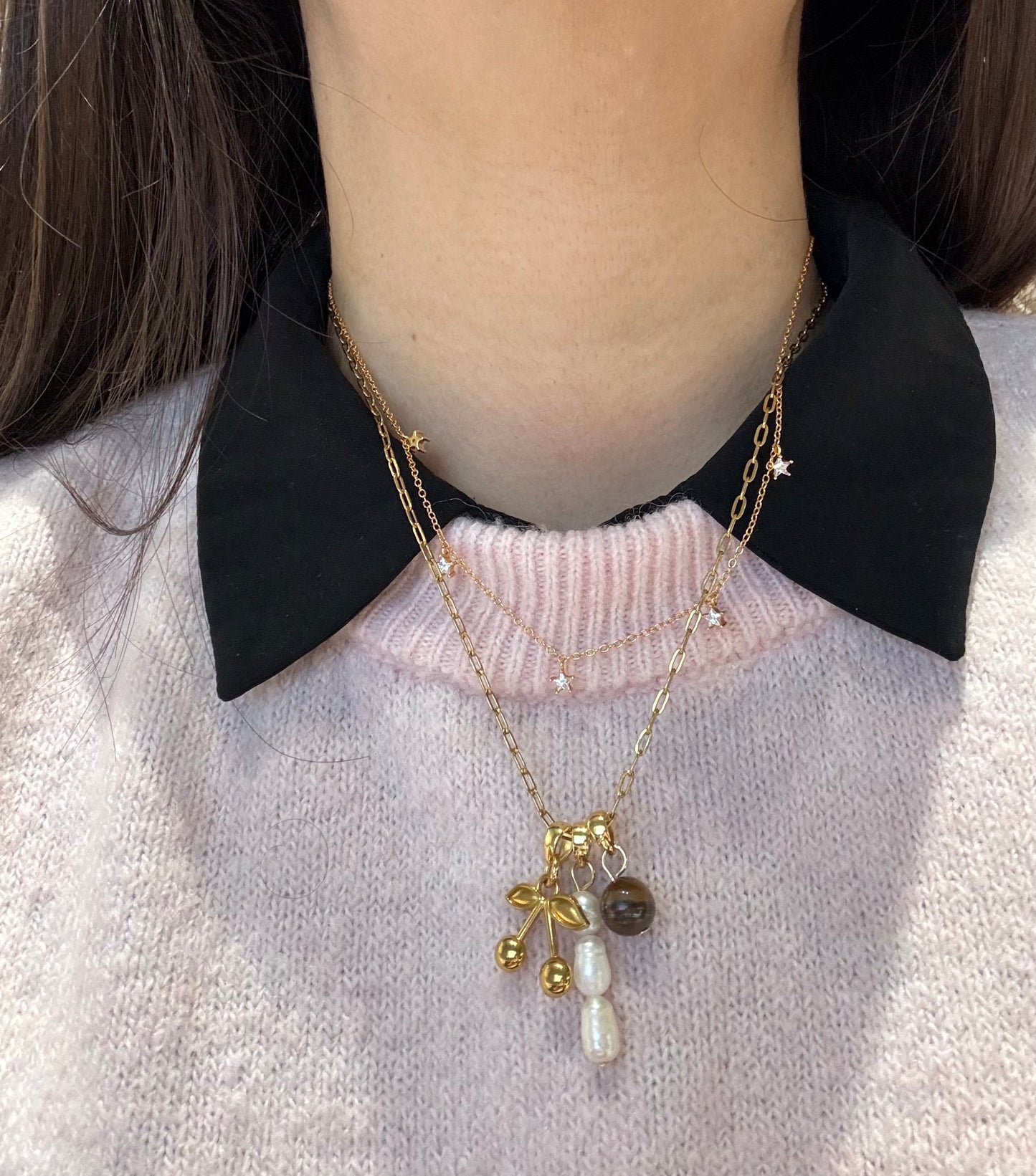 CHERRY CHARM – Halskette mit Süßwasserperlen, Tigerauge & 18k vergoldeten Anhängern, handgefertigt