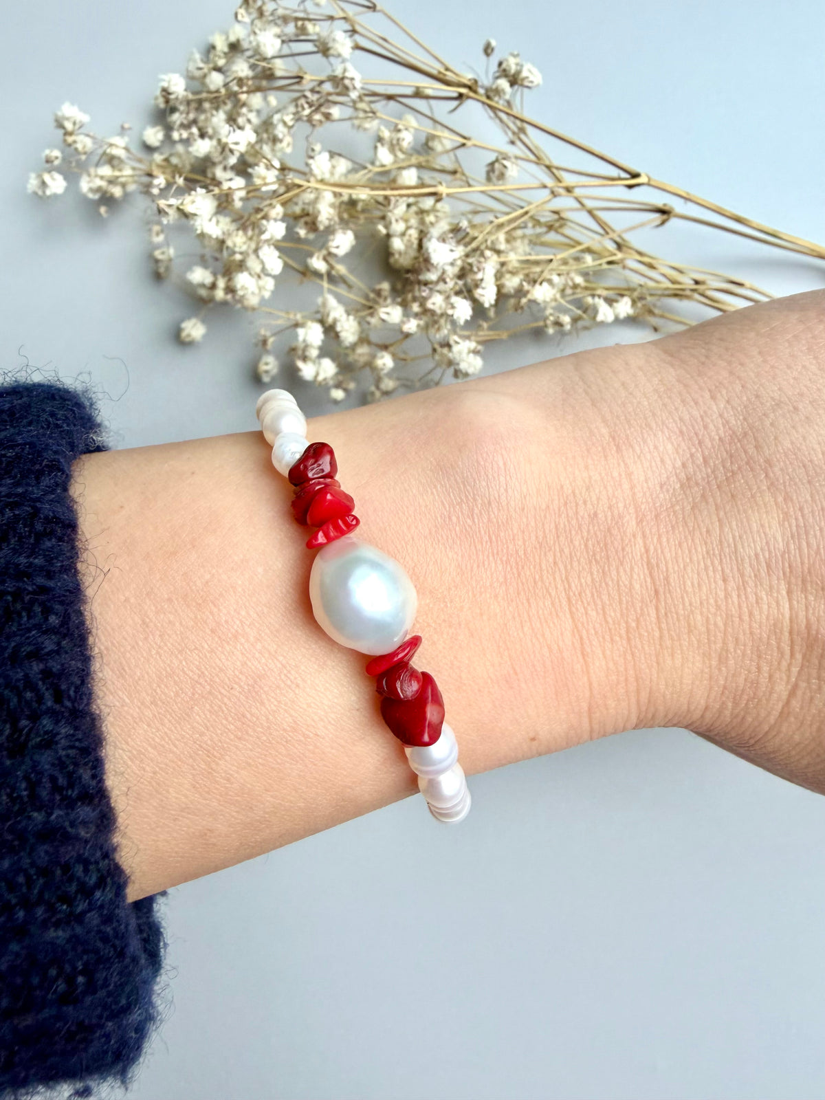 Coral Muse – Armband mit Süßwasserperlen, Barockperle und Korallen – Ansicht 2
