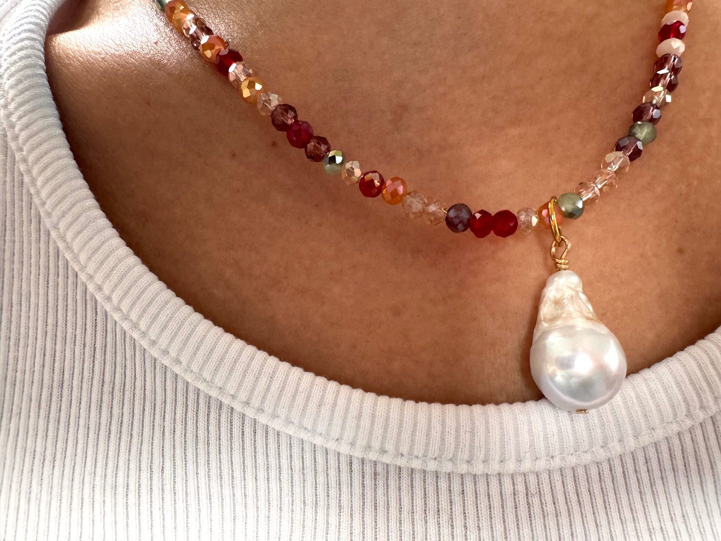 Facettierte Edelstein-Halskette mit Barockperle & goldenen Details