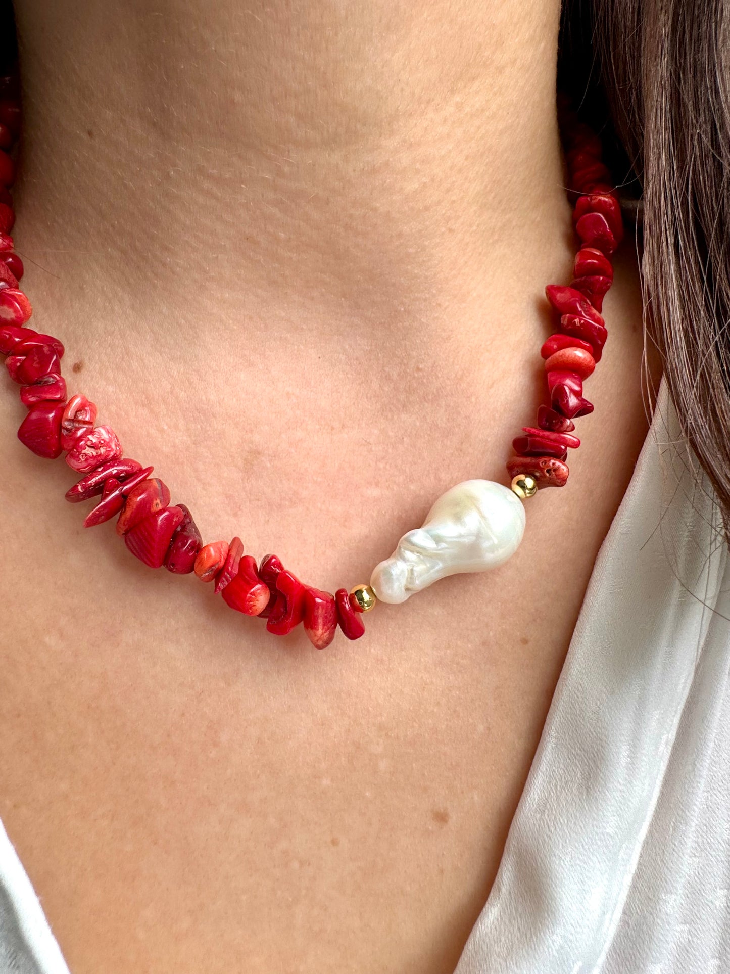 Halskette mit roter Koralle & Barockperle