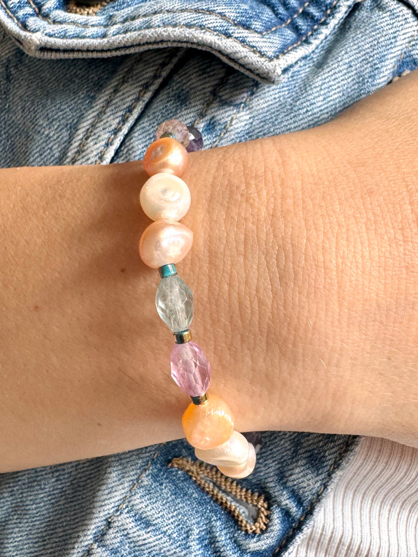 Fluorit-Perlenarmband mit Süßwasserperlen • Bunte Edelsteinmischung & goldene Details