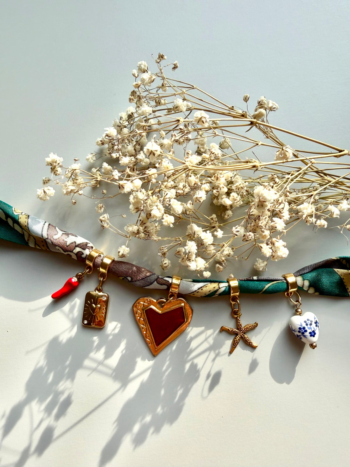 Bandana necklace with charms made of 18k gold-plated stainless steel • Heart pendant, star & hand-painted porcelain heart
