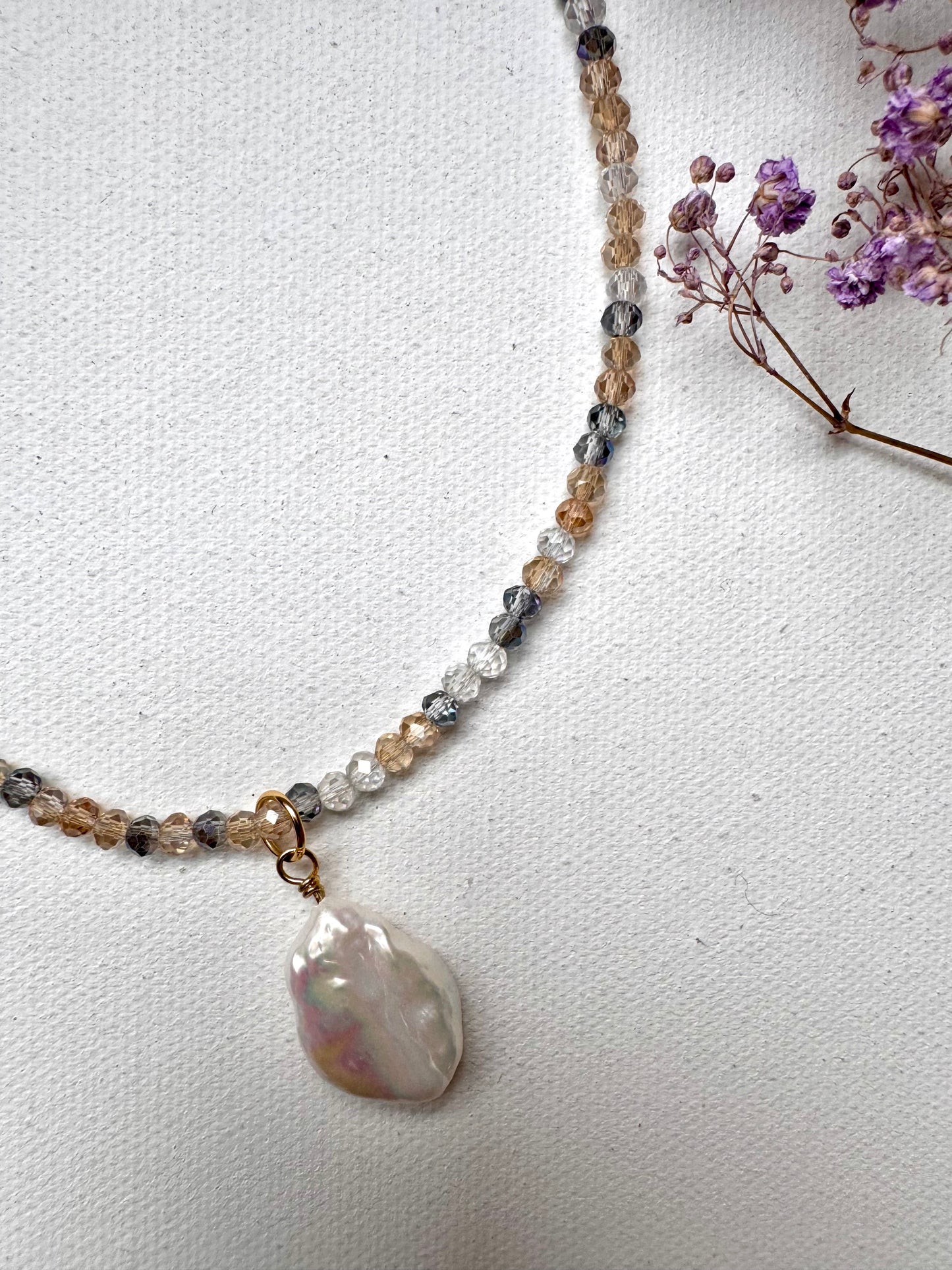 Facettierte Edelstein-Halskette mit Barockperle