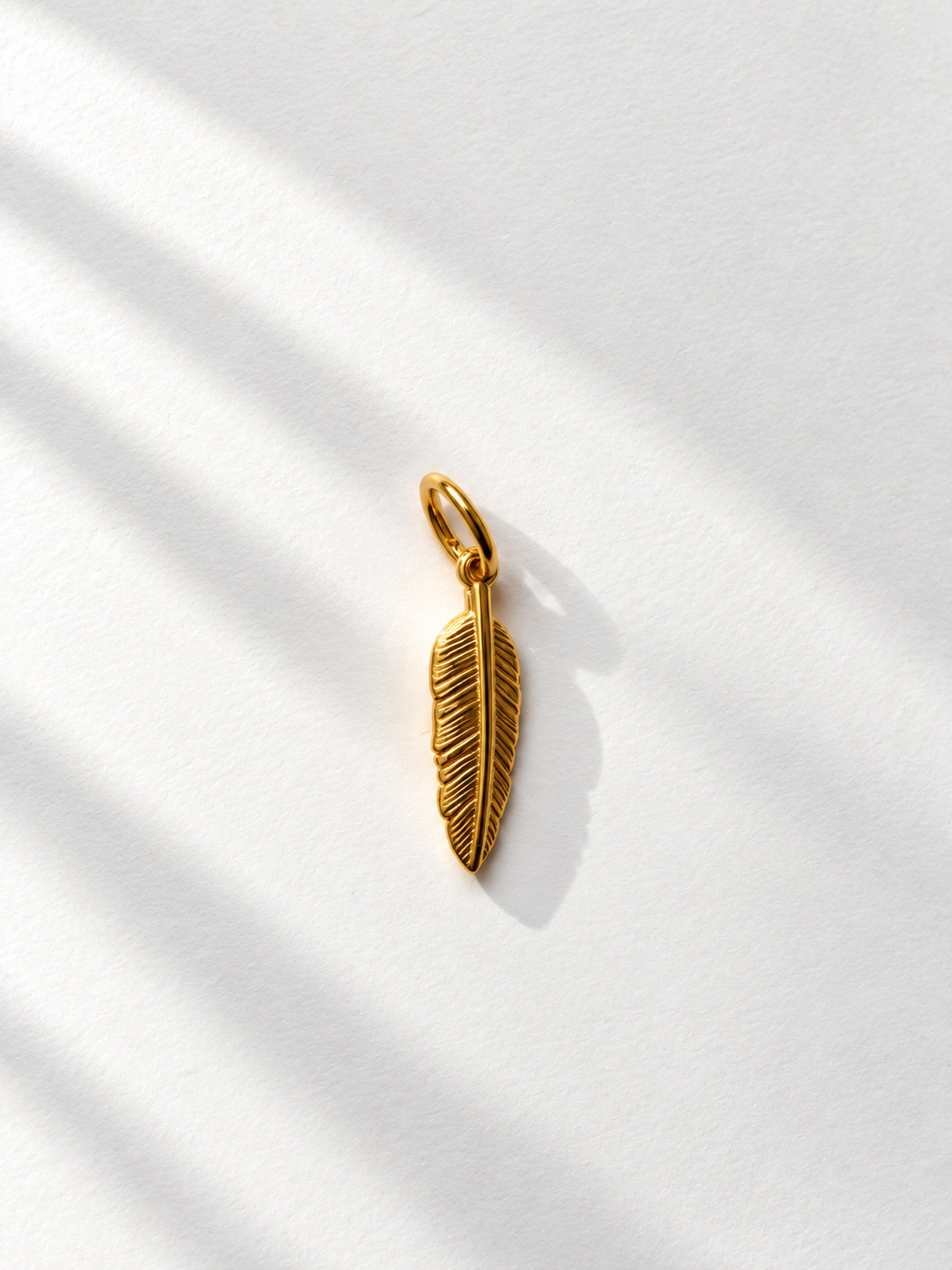 Golden Feather – Feder-Charm für Mix & Match Creolen – Ansicht 2