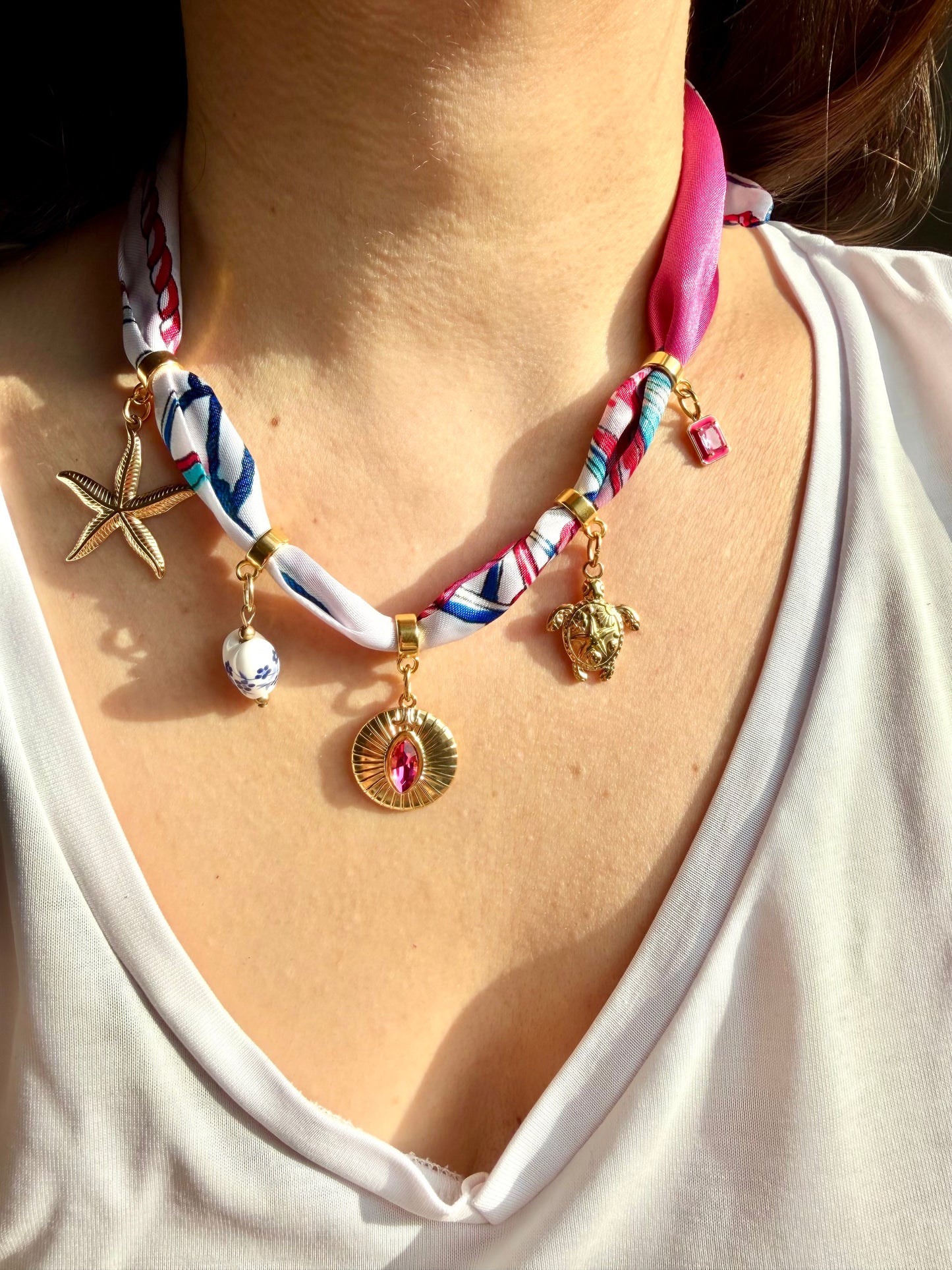 Charm Bandana Pink – bunte Stoff-Halskette mit goldenen Anhängern – handgefertigt