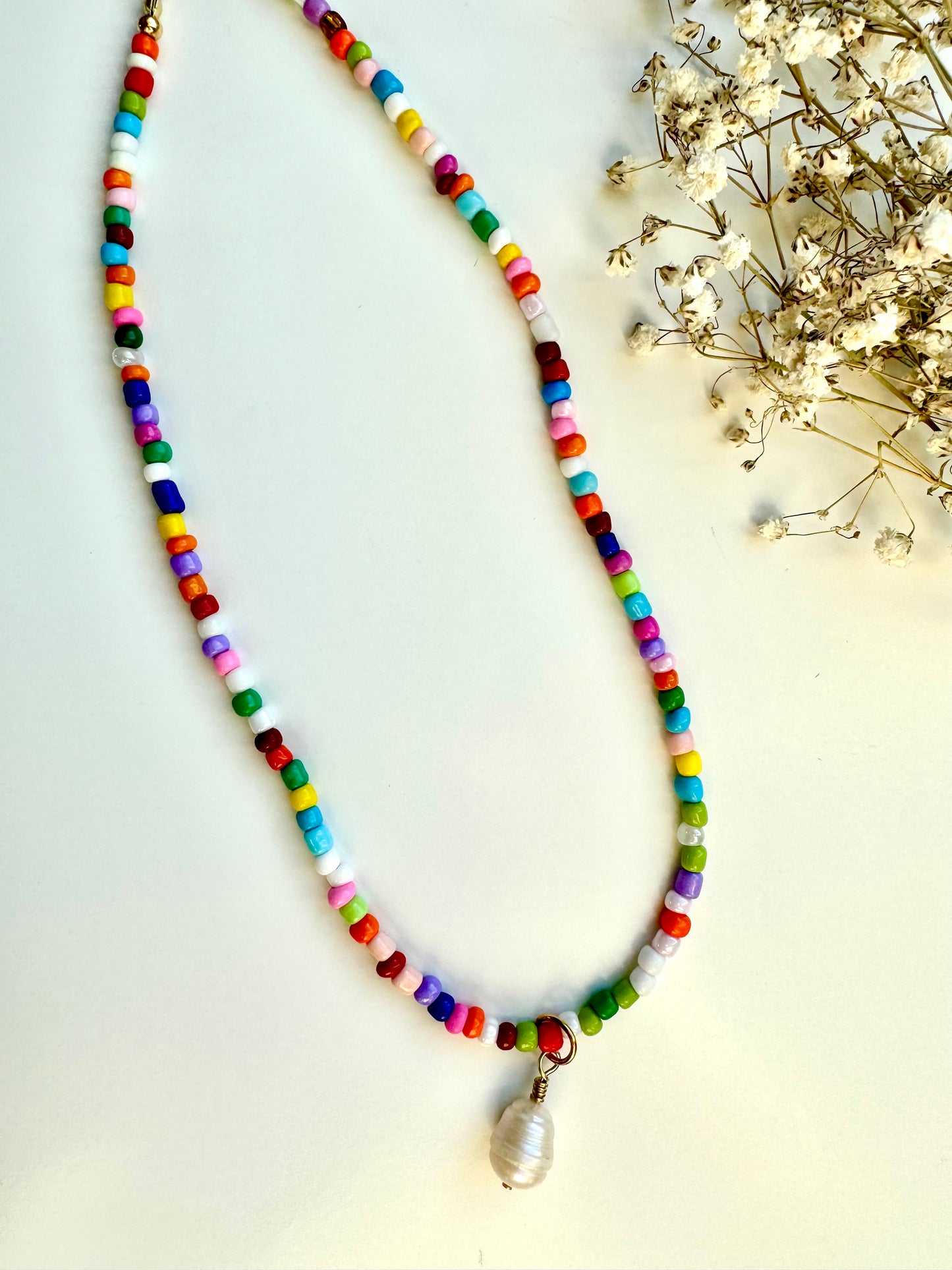 Bunte Miyuki-Perlenkette mit Barockperlen-Anhänger & 18 k Vergoldung