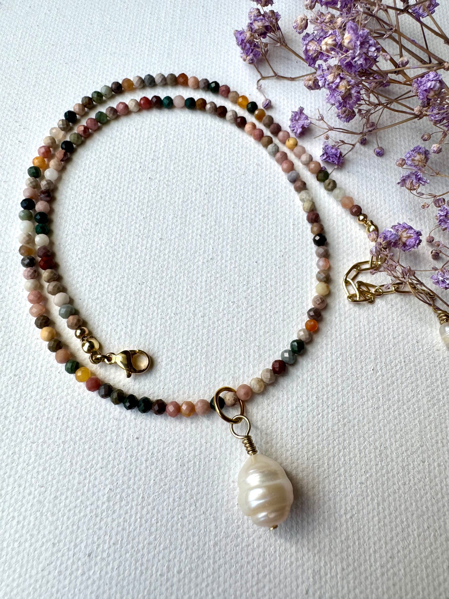 Halskette mit 3 mm Jaspis-Perlen & Barockperle