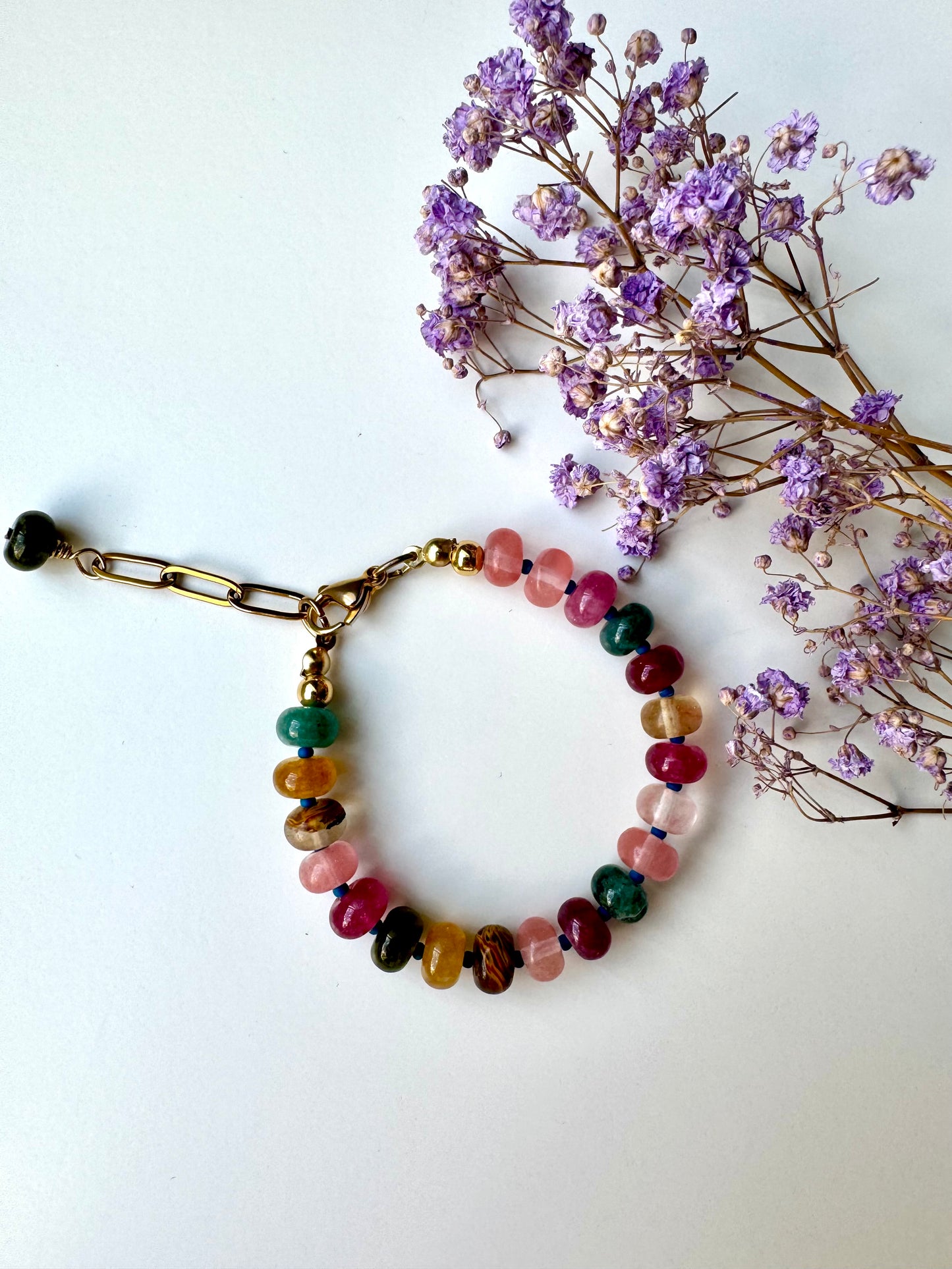 Buntes Turmalin-Armband mit Abakus-förmigen Edelsteinperlen & goldenen Details