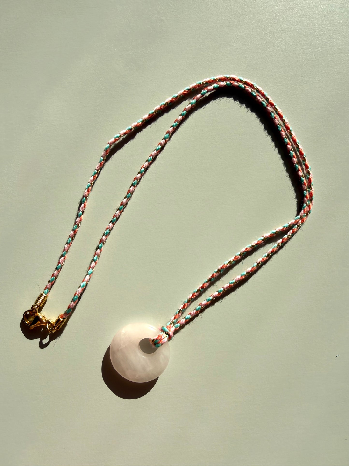 Pastel Cord – Rosenquarz Kette mit geflochtenem Band – handgefertigt
