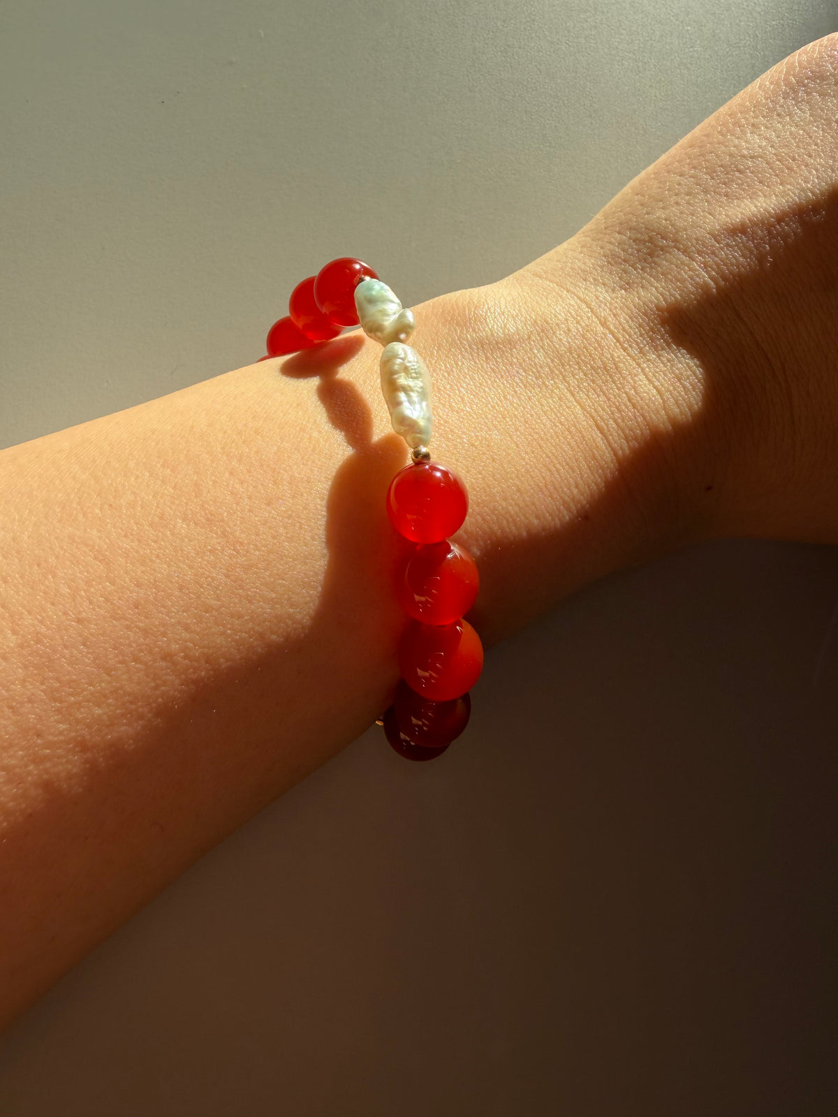 Red Lady – Armband aus rotem Achat mit Süßwasserperlen – Ansicht 3