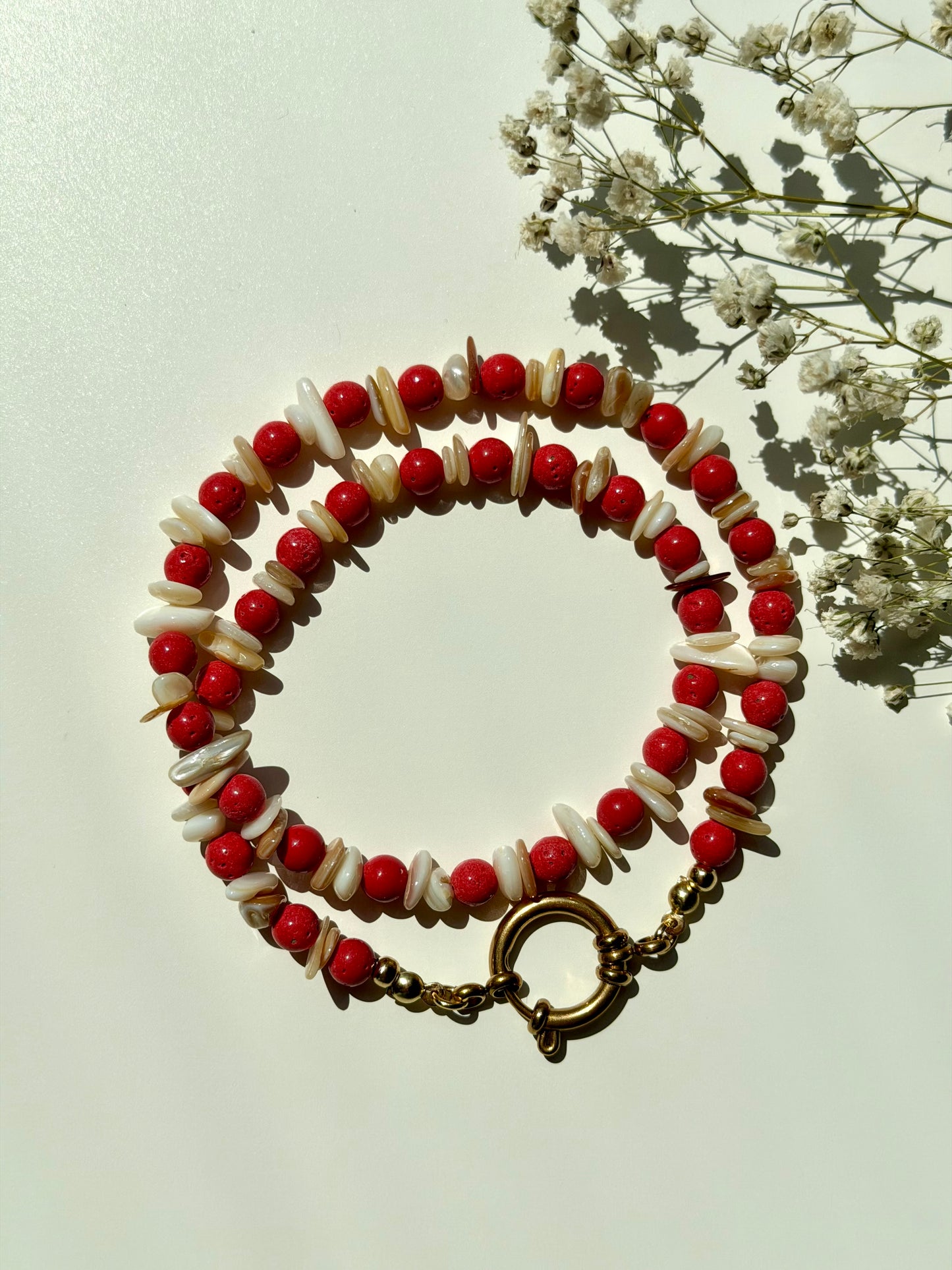 Coral Reef Halskette mit roter Koralle & Muschelperlen – handgefertigt