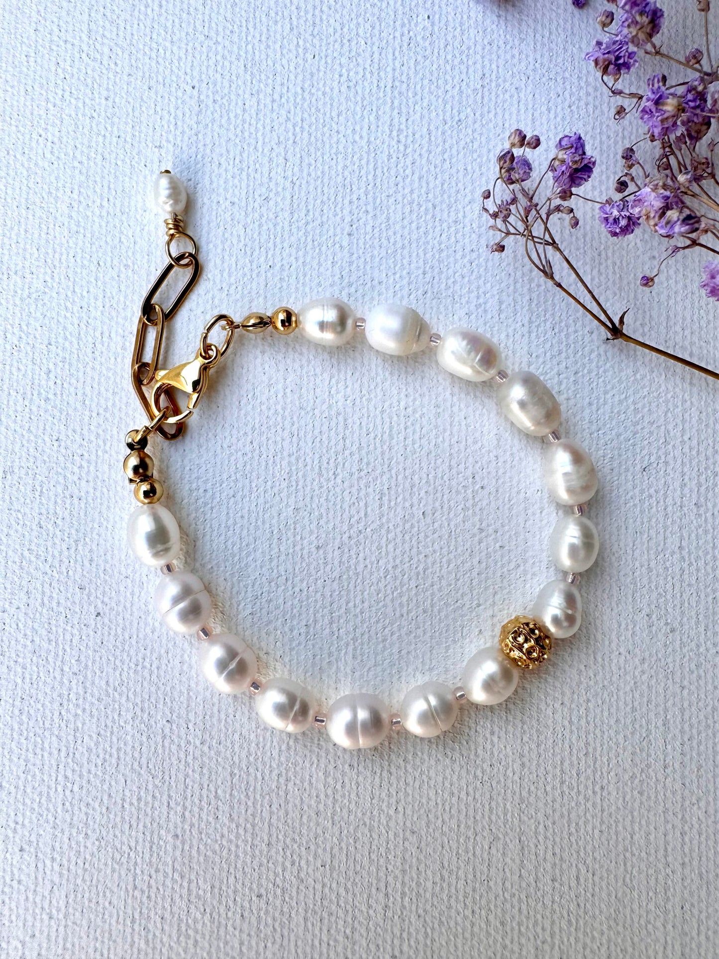 Perlenarmband mit Süßwasserperlen & goldener Akzentperle