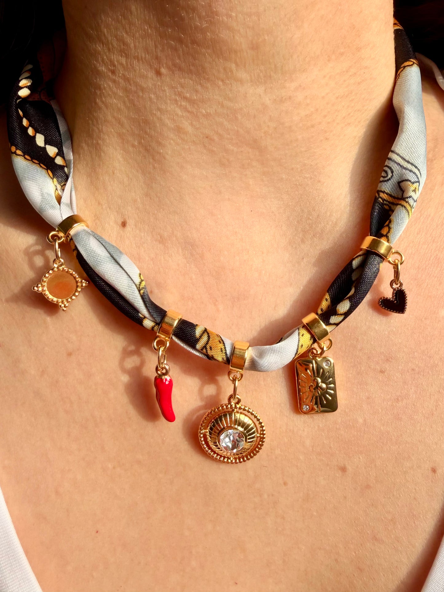 Charm bandana with gold pendants in a black and gold mix • Statement accessory with heart, sun & crystal details