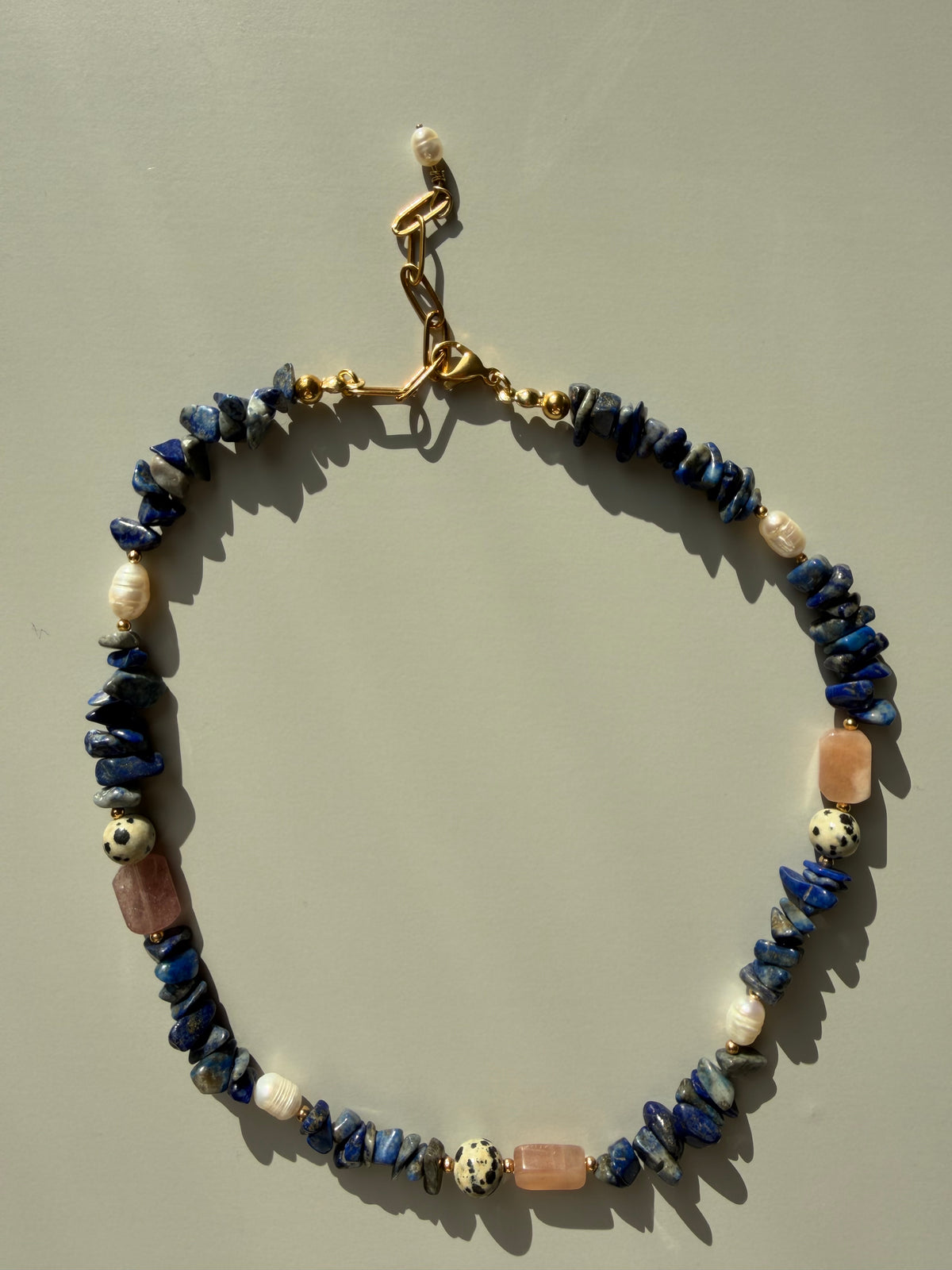 Midnight Bloom – Edelstein Kette mit Lapislazuli, Rosenquarz und Dalmatiner Jaspis