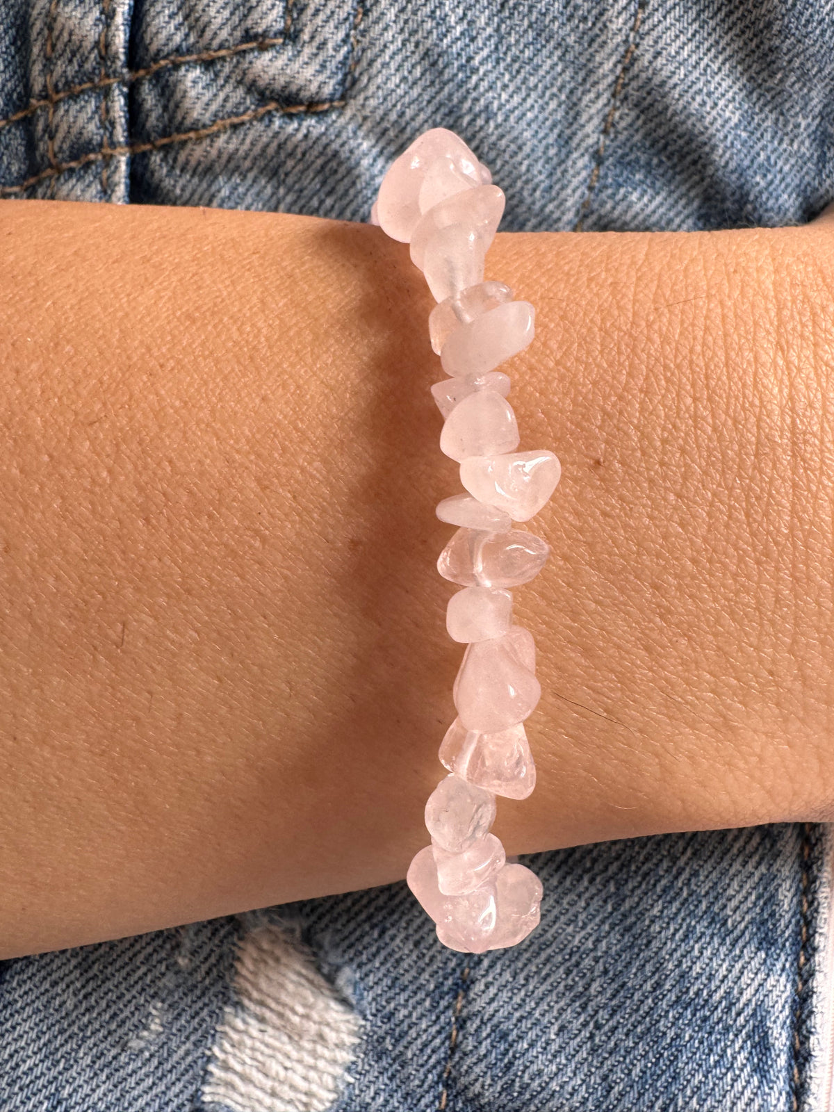 Rose Quartz Pearl – Armband mit Rosenquarz-Splittern, Süßwasserperlen und Gold – Ansicht 2