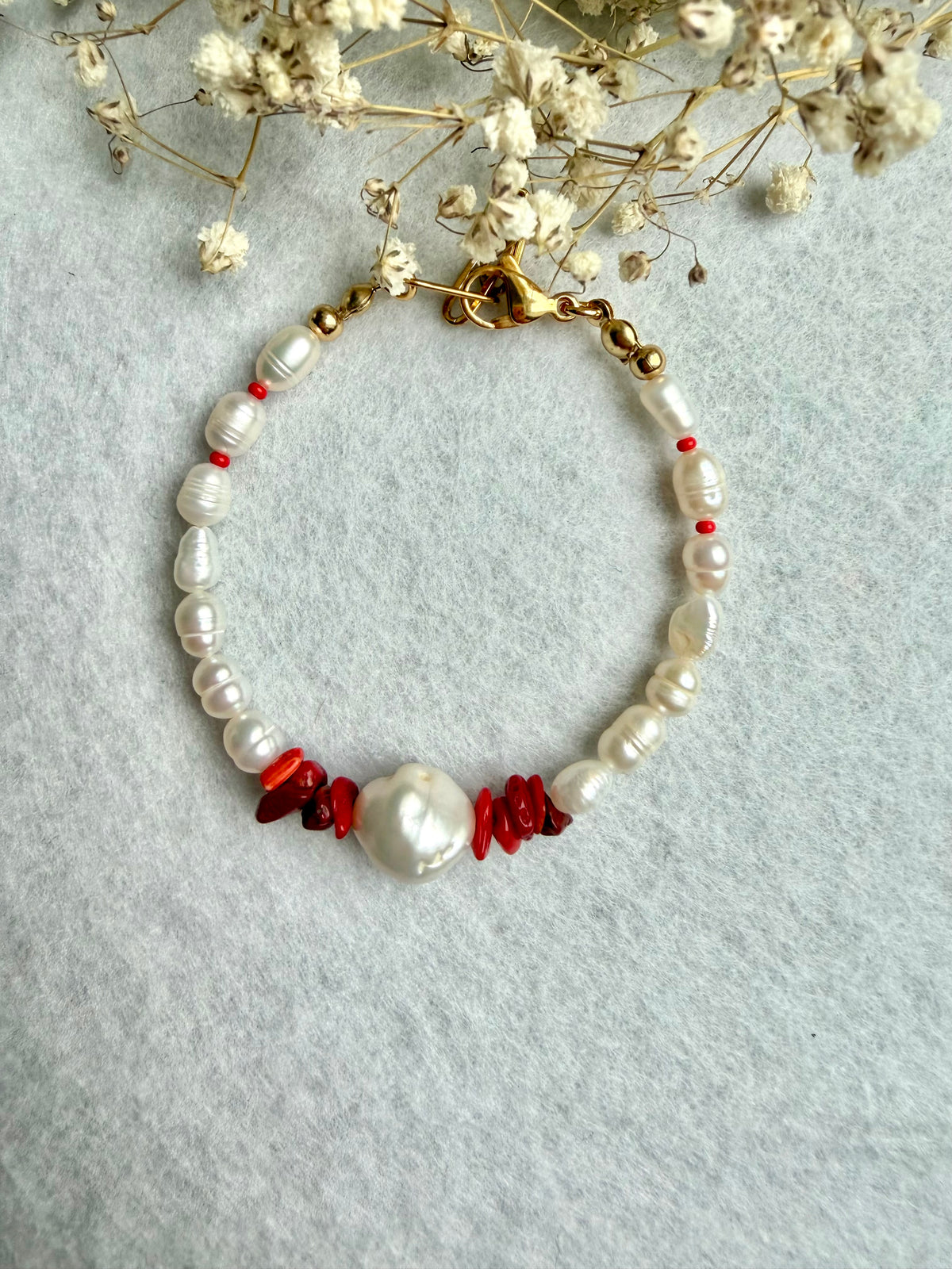 Coral Muse – Armband mit Süßwasserperlen, Barockperle und Korallen – Ansicht 4