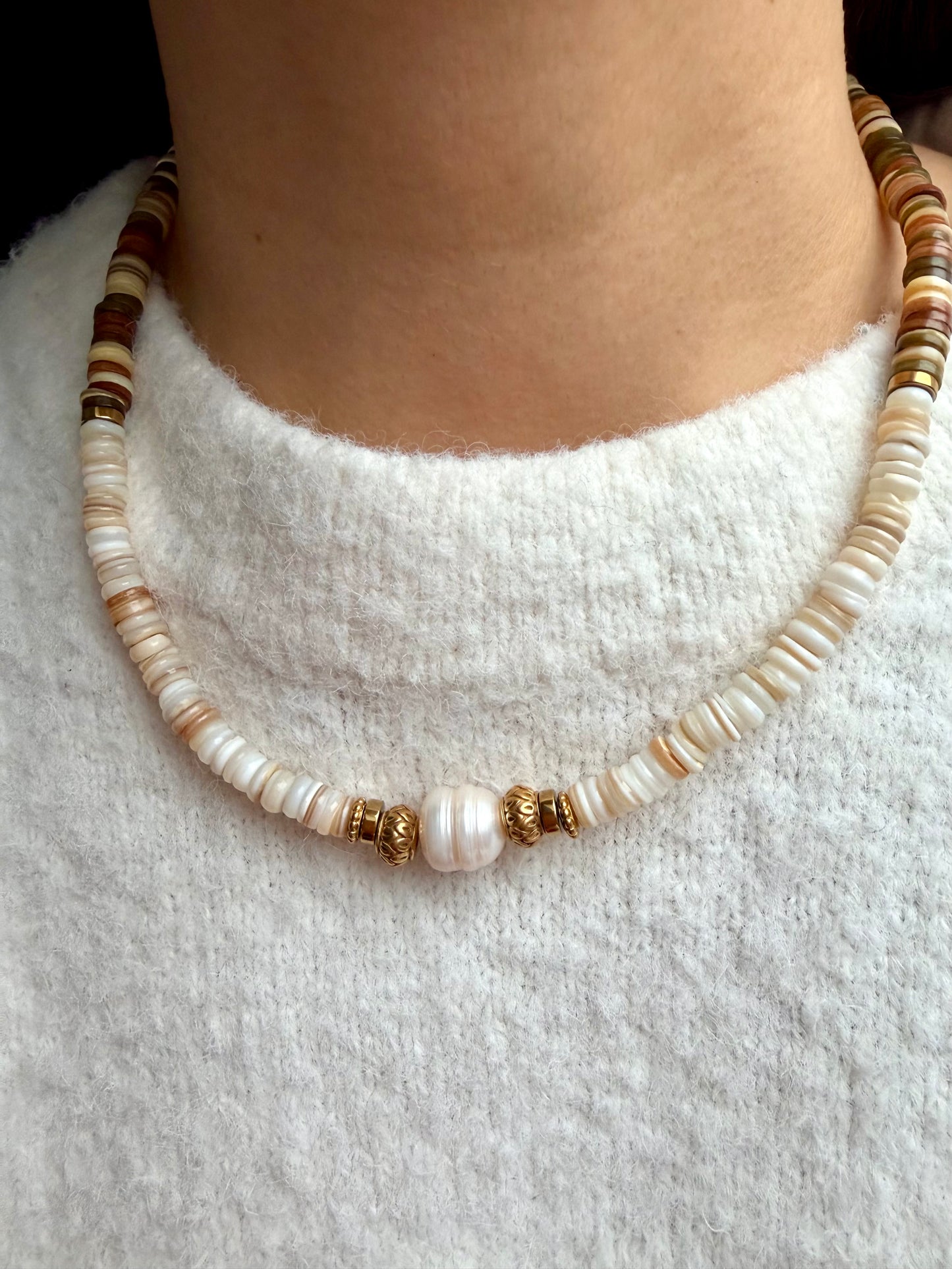 Earth Shell – Necklace made of shell beads & natural tones – handmade