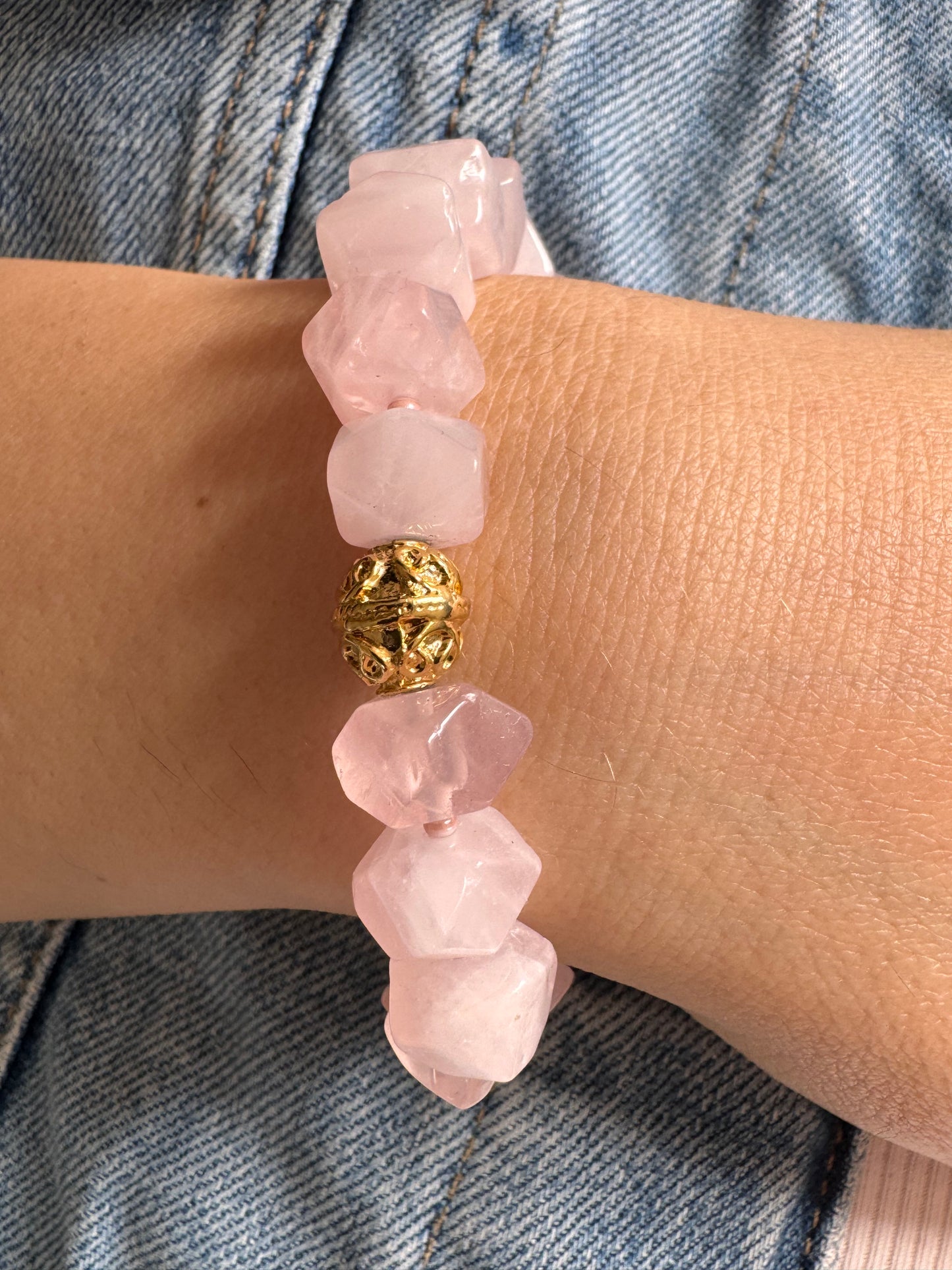 Rosenquarz-Armband • Facettierte Edelsteinperlen • Goldene Akzentperle • 18k vergoldet