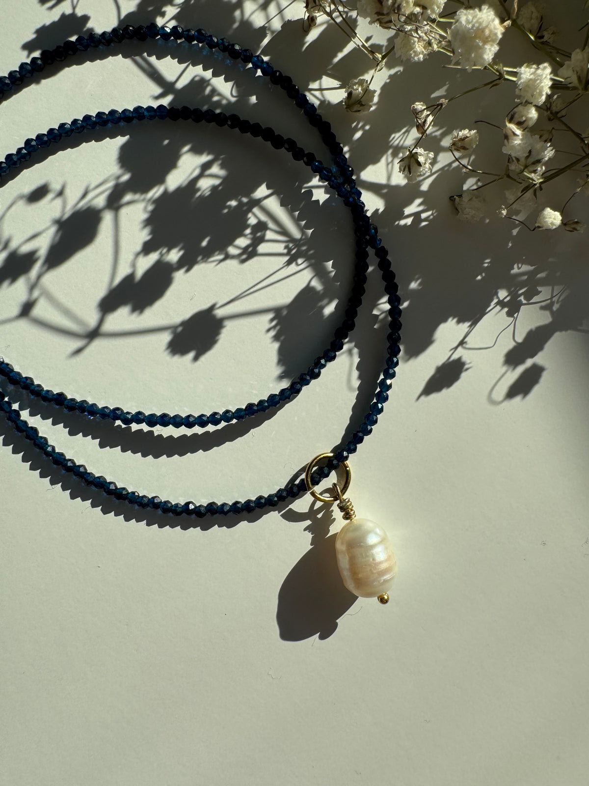 Sapphire Pearl Calm – Saphirkette mit Süßwasserperlenanhänger – Ansicht 5