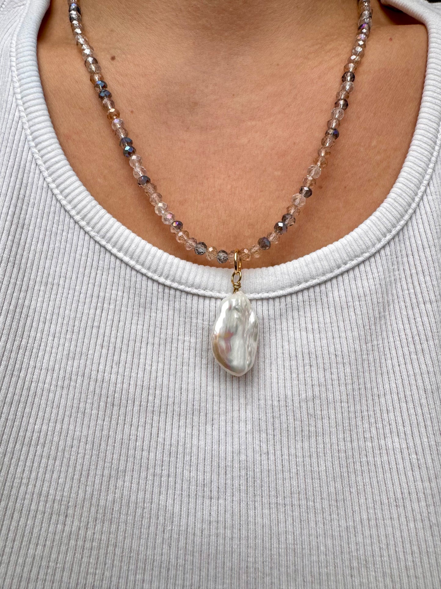 Facettierte Edelstein-Halskette mit Barockperle