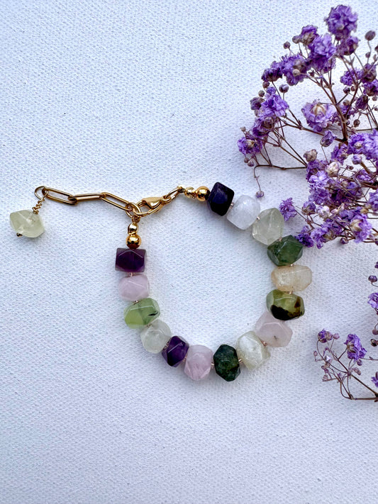 Edelstein-Armband mit facettierten Natursteinen