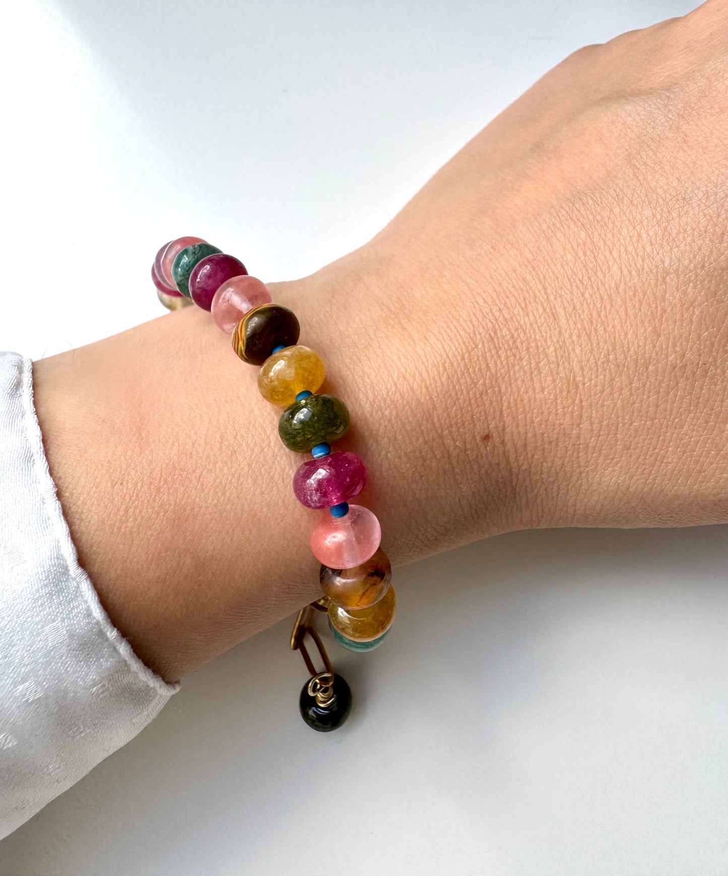 Buntes Turmalin-Armband mit Abakus-förmigen Edelsteinperlen & goldenen Details