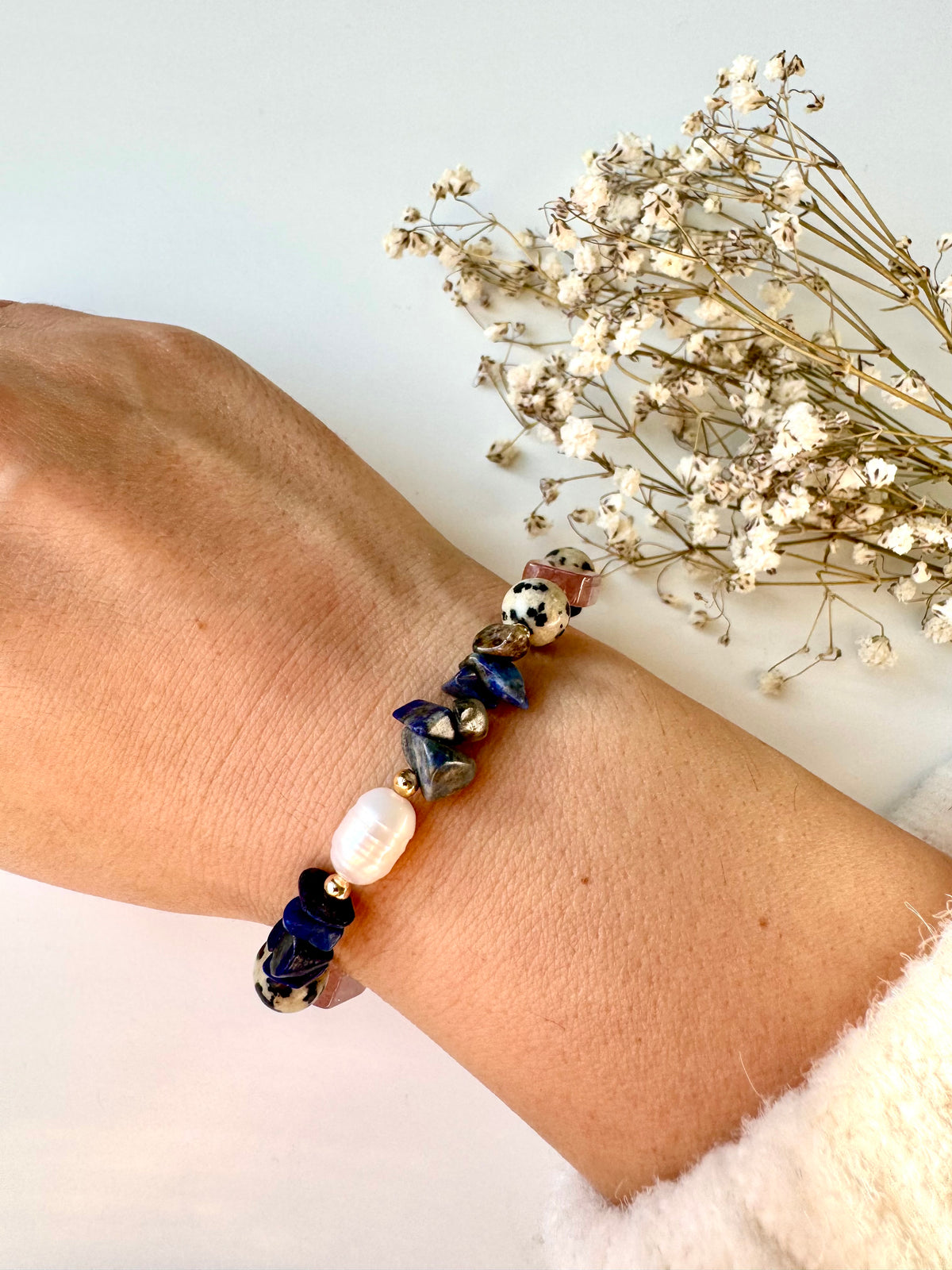 Midnight Bloom – Edelstein Armband mit Lapislazuli, Rosenquarz und Süßwasserperlen – Ansicht 3