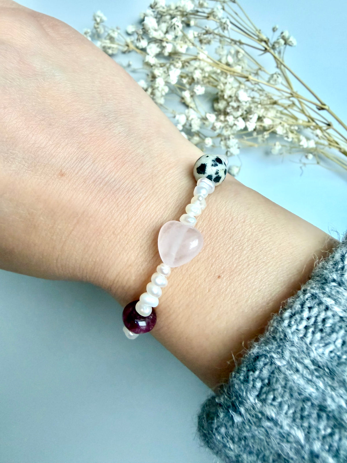 Rosé Whisper – vergoldetes Armband mit Süßwasserperlen, Rosenquarz und Dalmatiner Jaspis – Ansicht 4