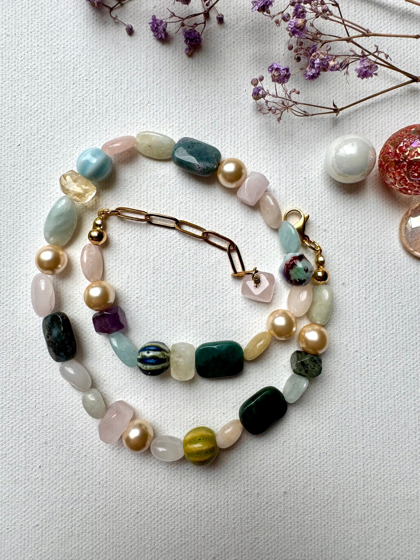 Bunte Edelsteinkette mit Keramik, Citrin, Aquamarin & vergoldeten Elementen