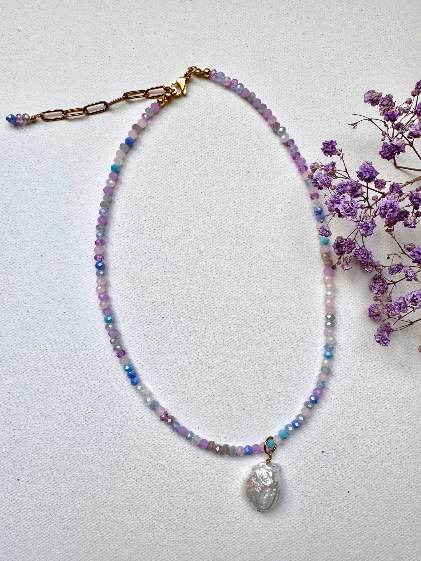 Pastellfarbene Edelstein-Halskette mit Barockperle • 4 mm Perlen