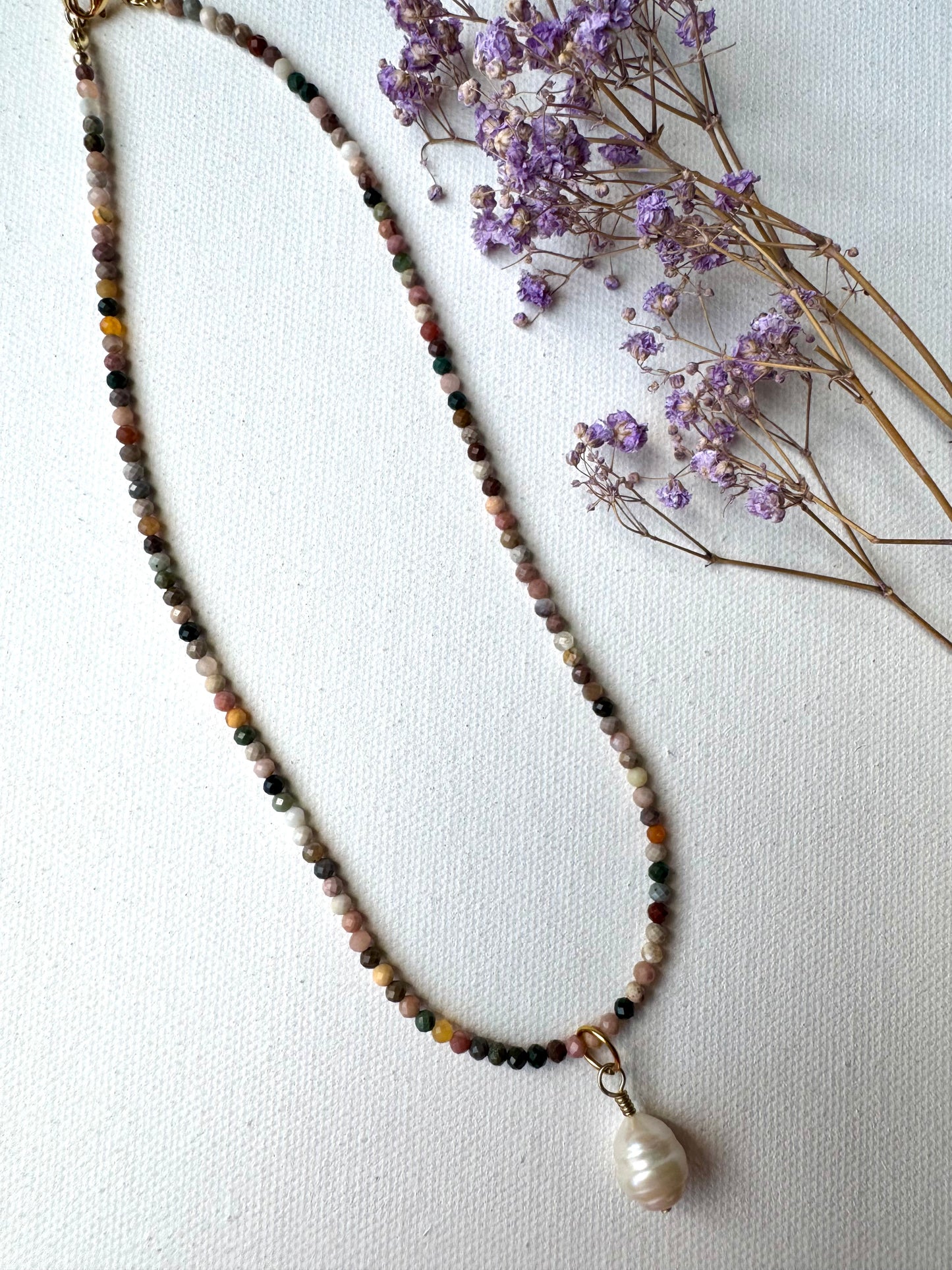 Halskette mit 3 mm Jaspis-Perlen & Barockperle