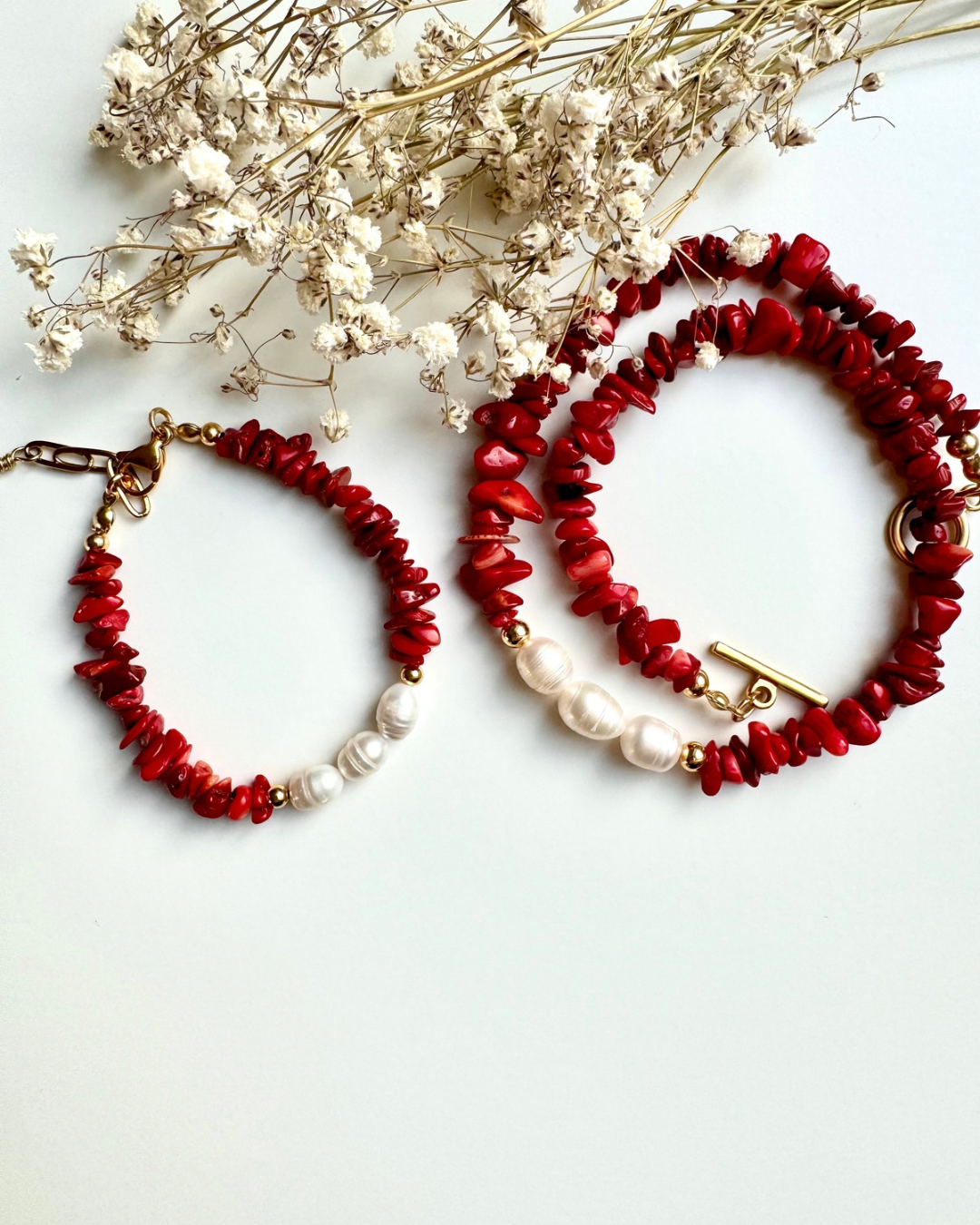 Coral & Pearl – Statement-Halskette mit roten Korallenstücken und Süßwasserperlen – Ansicht 3