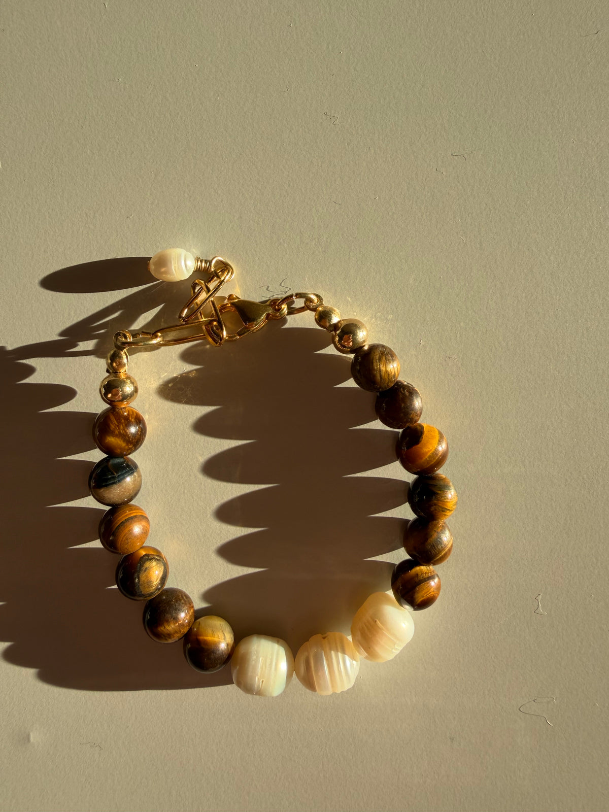 Tiger Eye – Armband mit Tigerauge und Süßwasserperlen