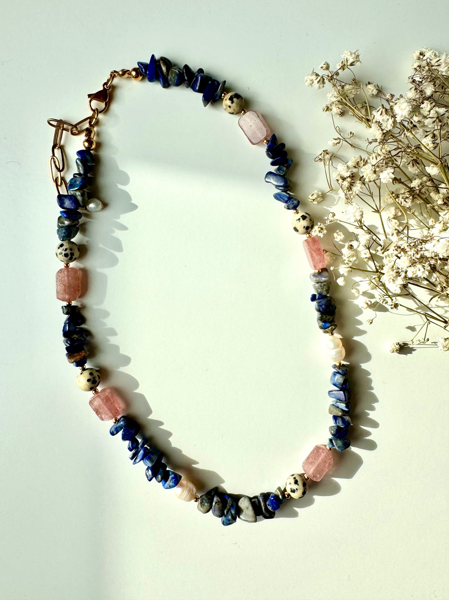 Edelstein-Halskette mit Lapislazuli, Dalmatiner-Jaspis & Rosenquarz