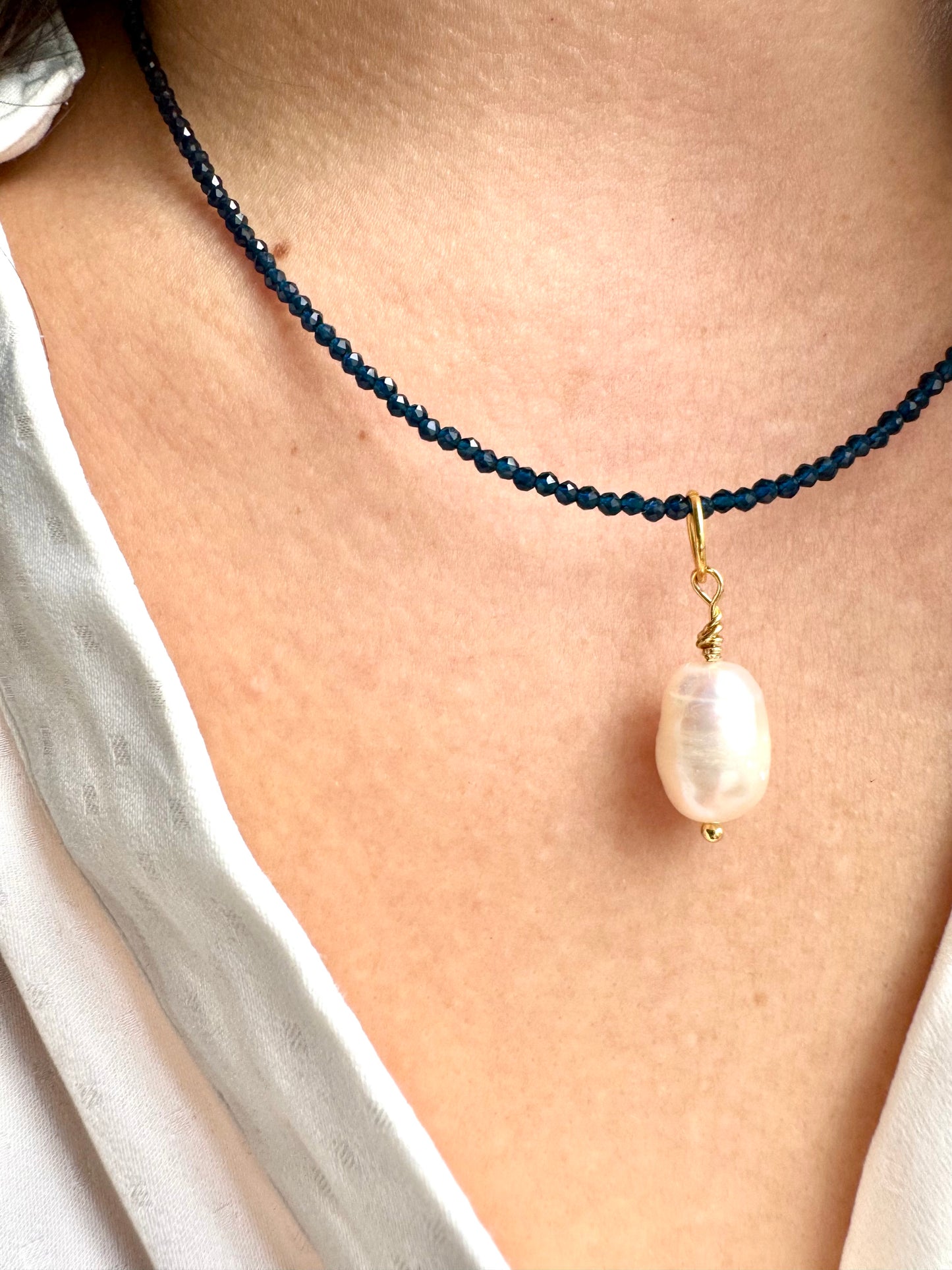 Kristall-Halskette Nachtblau • Barockperle • 18k vergoldet