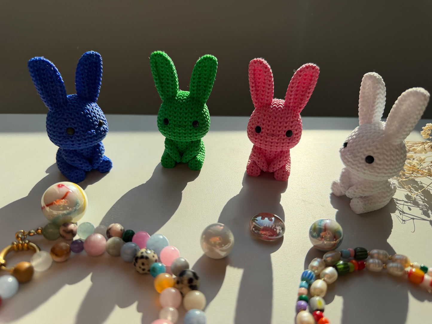 Little Bunny – dekorative Hasenfigur mit Strickstruktur – moderne Deko