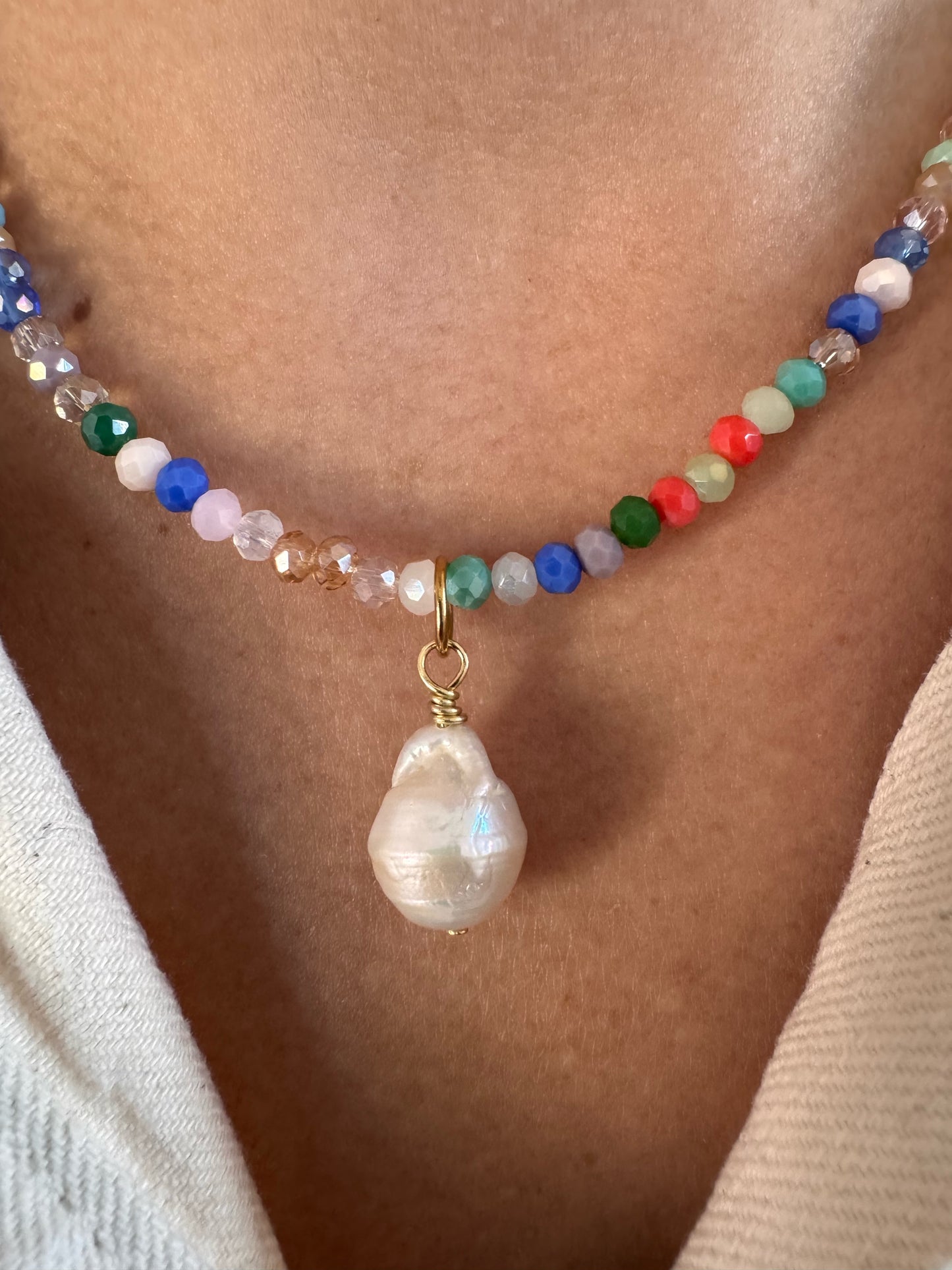 Bunte Edelstein-Halskette • Facettierte Glasperlen & Barockperle • 18k vergoldet