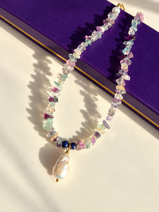 Pastel Amour – Fluorit-Halskette mit Lapislazuli und Süßwasserperle – Ansicht 2
