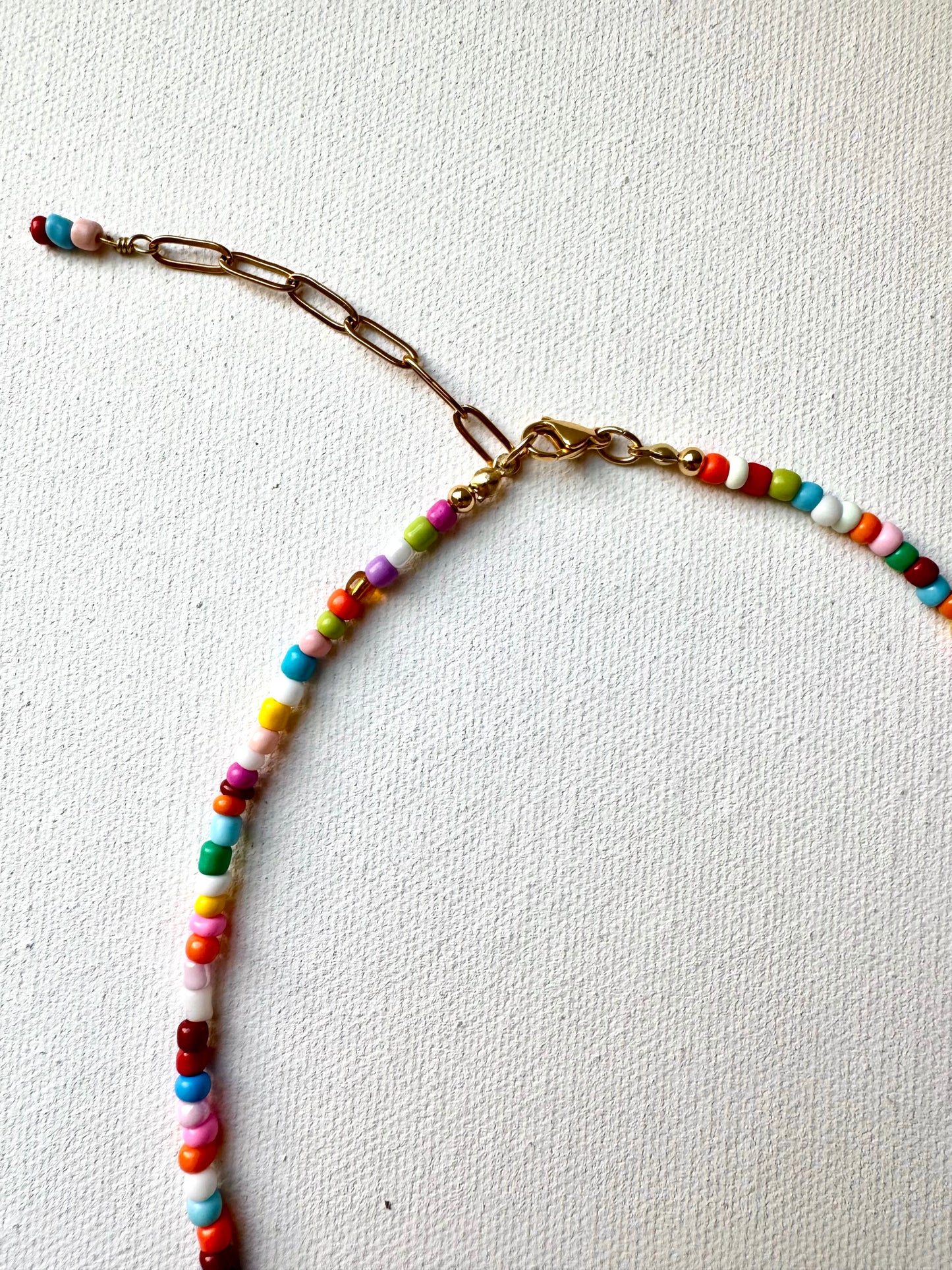 Bunte Miyuki-Perlenkette mit Barockperlen-Anhänger & 18 k Vergoldung