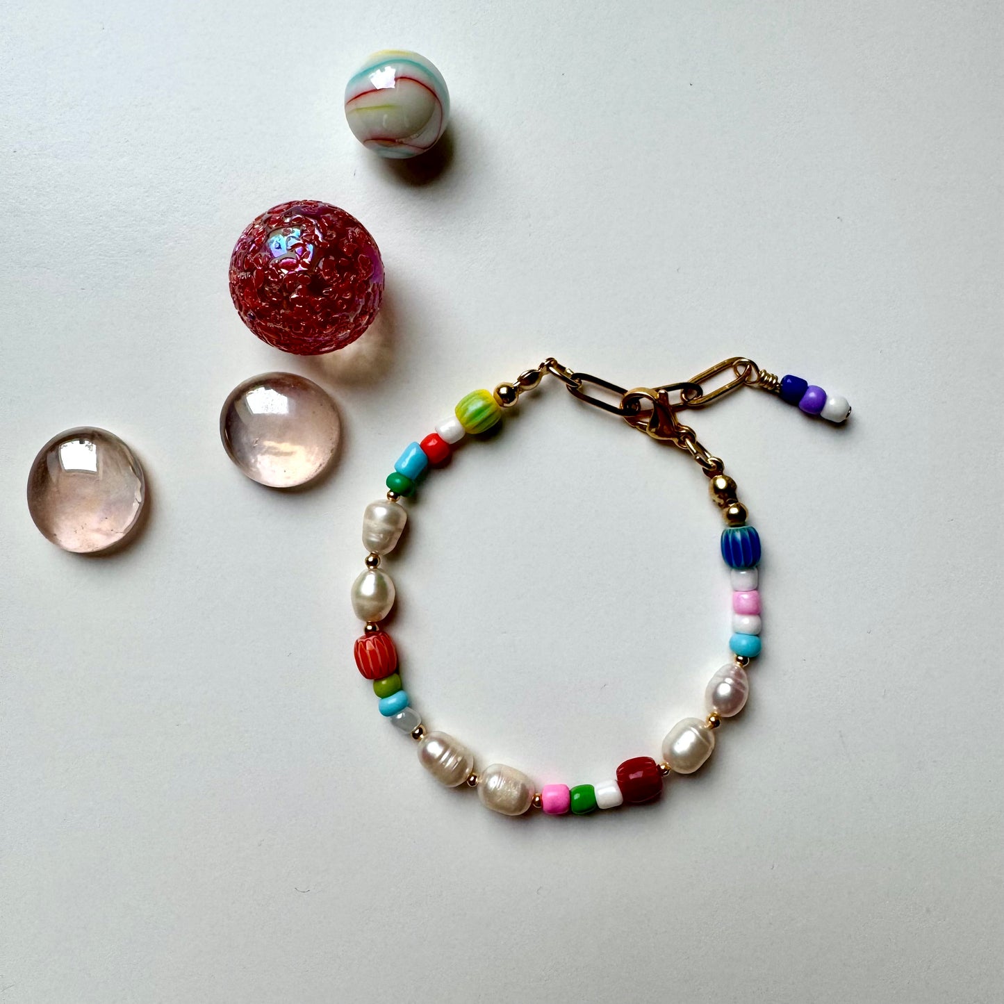 Buntes Perlenarmband mit Süßwasserperlen, Miyuki & Glasperlen