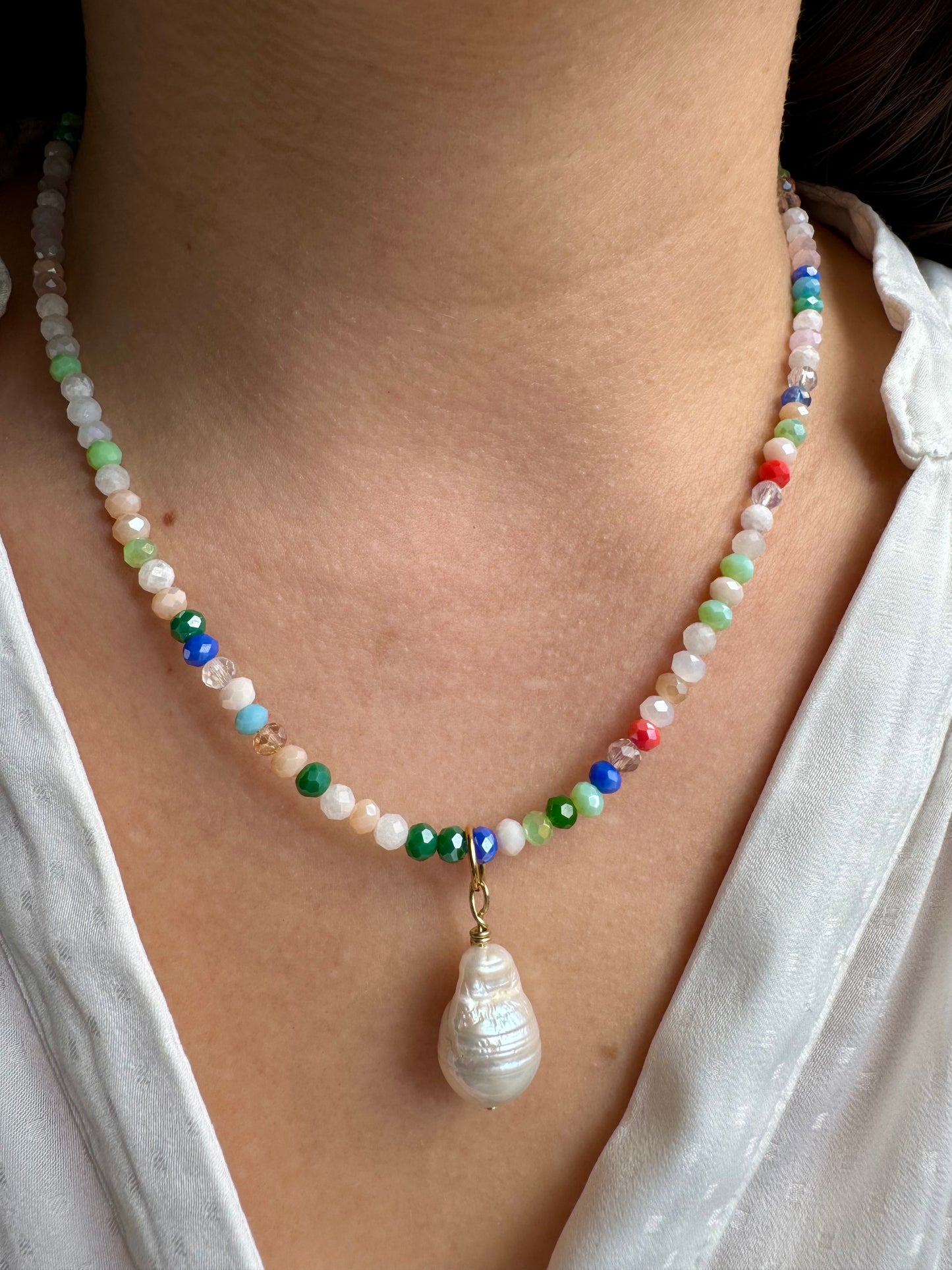 Bunte Edelstein-Halskette • Facettierte Glasperlen & Barockperle • 18k vergoldet