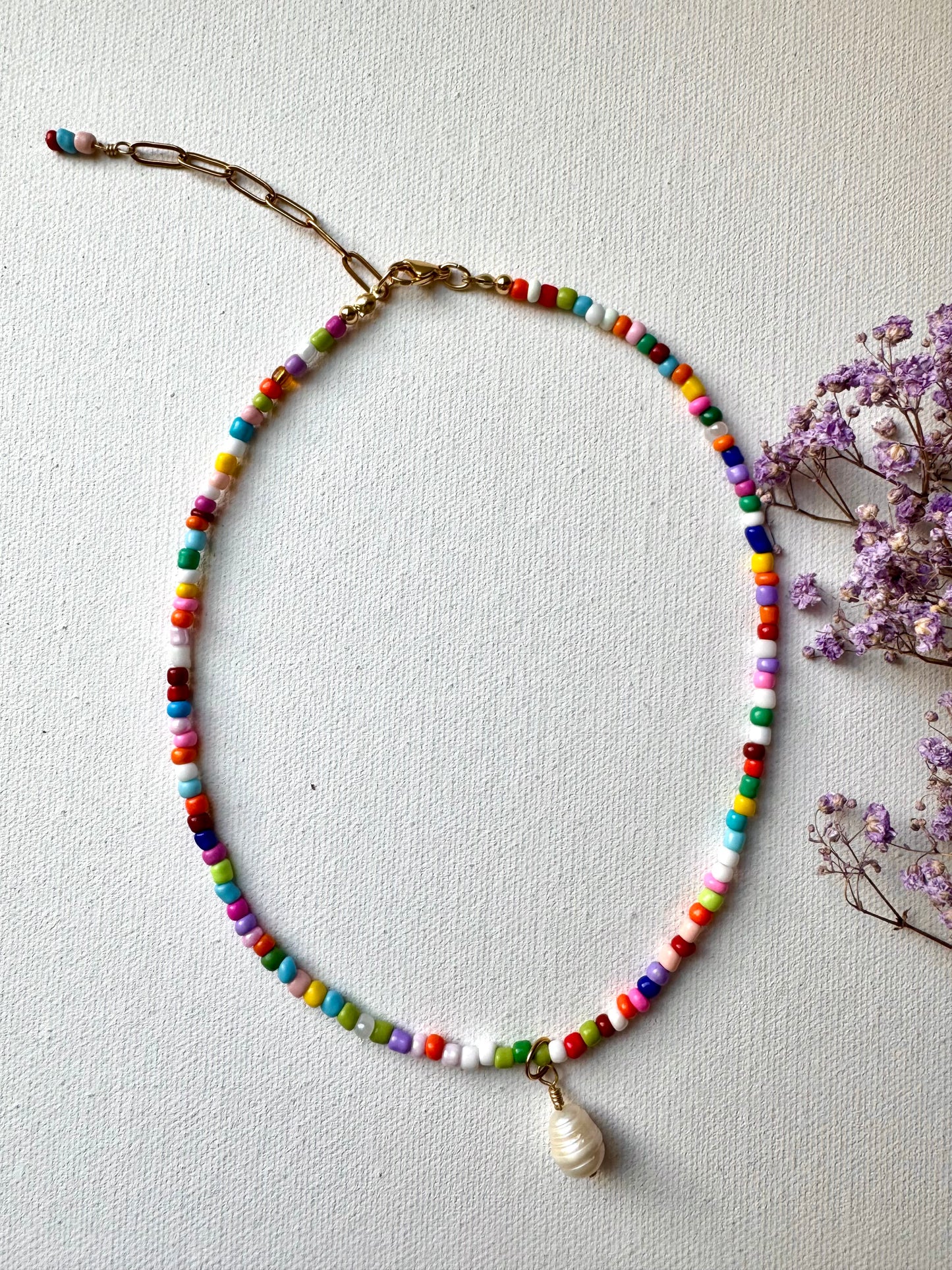Bunte Miyuki-Perlenkette mit Barockperlen-Anhänger & 18 k Vergoldung
