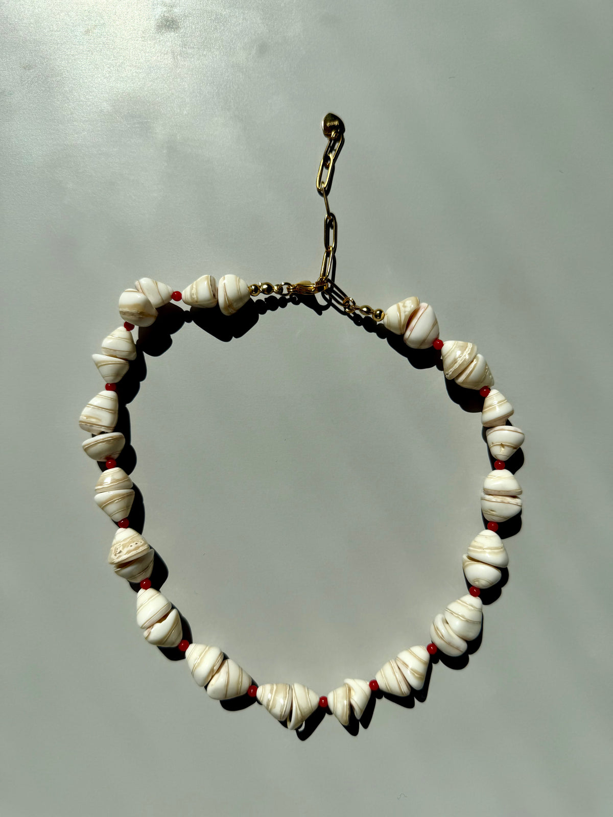 Coral Shell – Halskette mit Muschelperlen und roten Akzenten – Ansicht 5