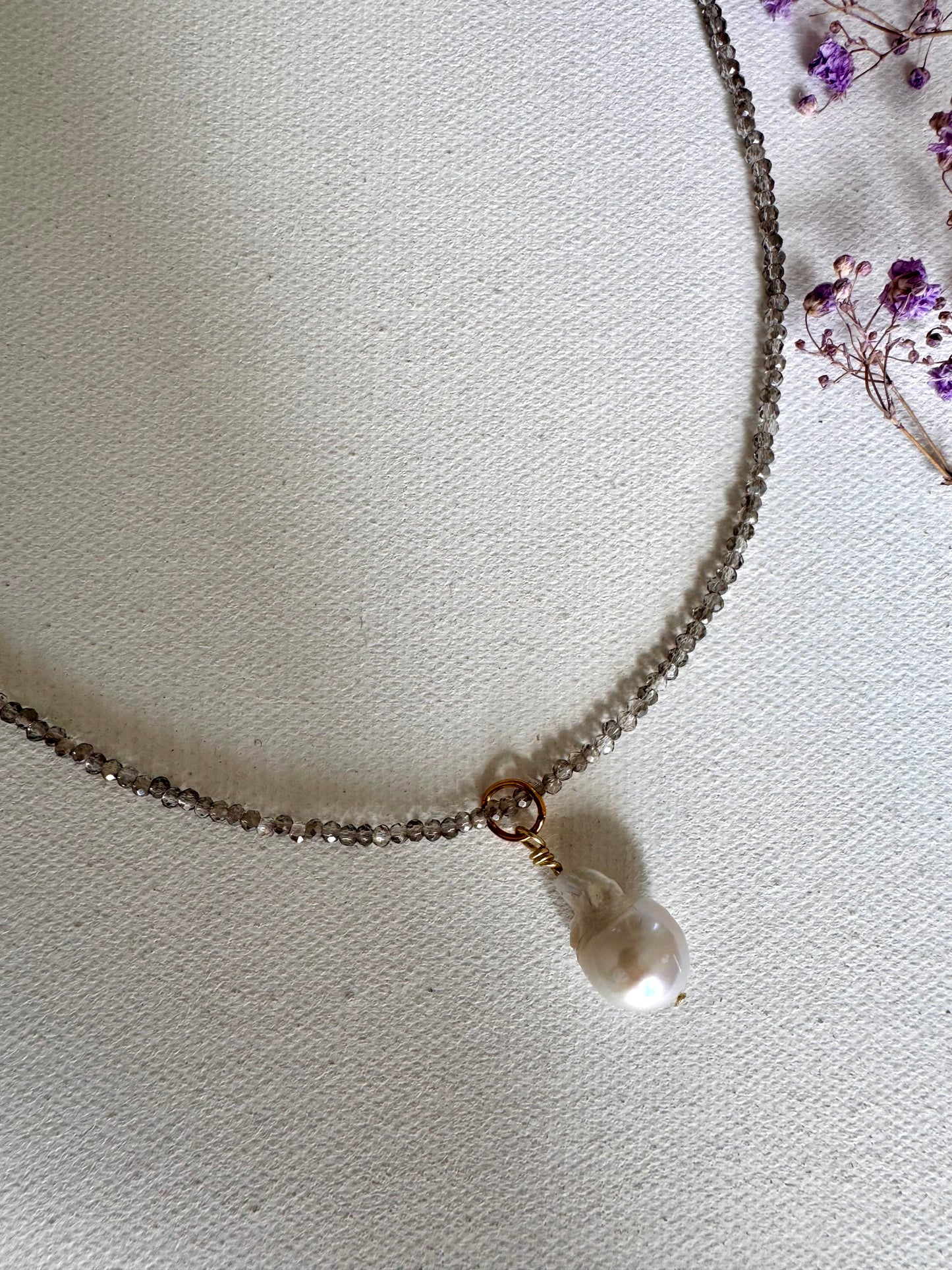 Graue Edelsteinkette mit Barockperle