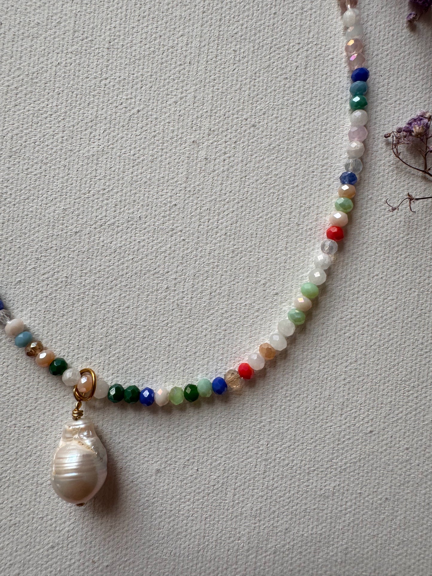 Bunte Edelstein-Halskette • Facettierte Glasperlen & Barockperle • 18k vergoldet