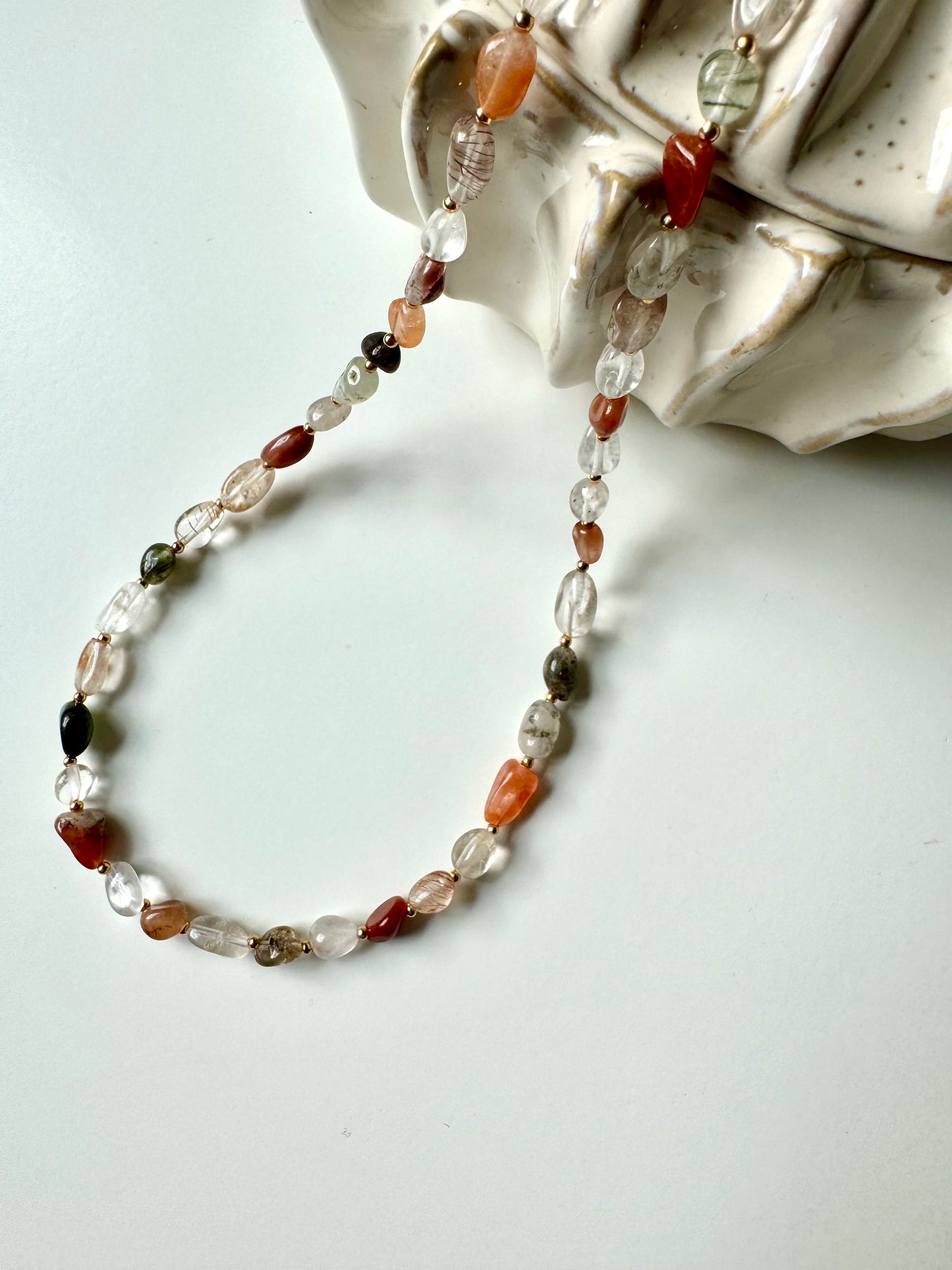 Quarzstein-Kette mit Barockperle & goldenen Details – handgefertigt