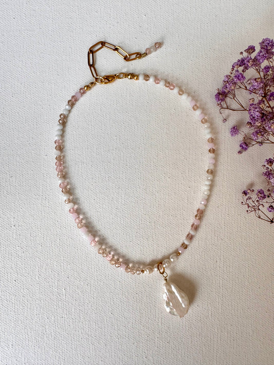 Halskette in Rosa- und Cremetönen mit Barockperle